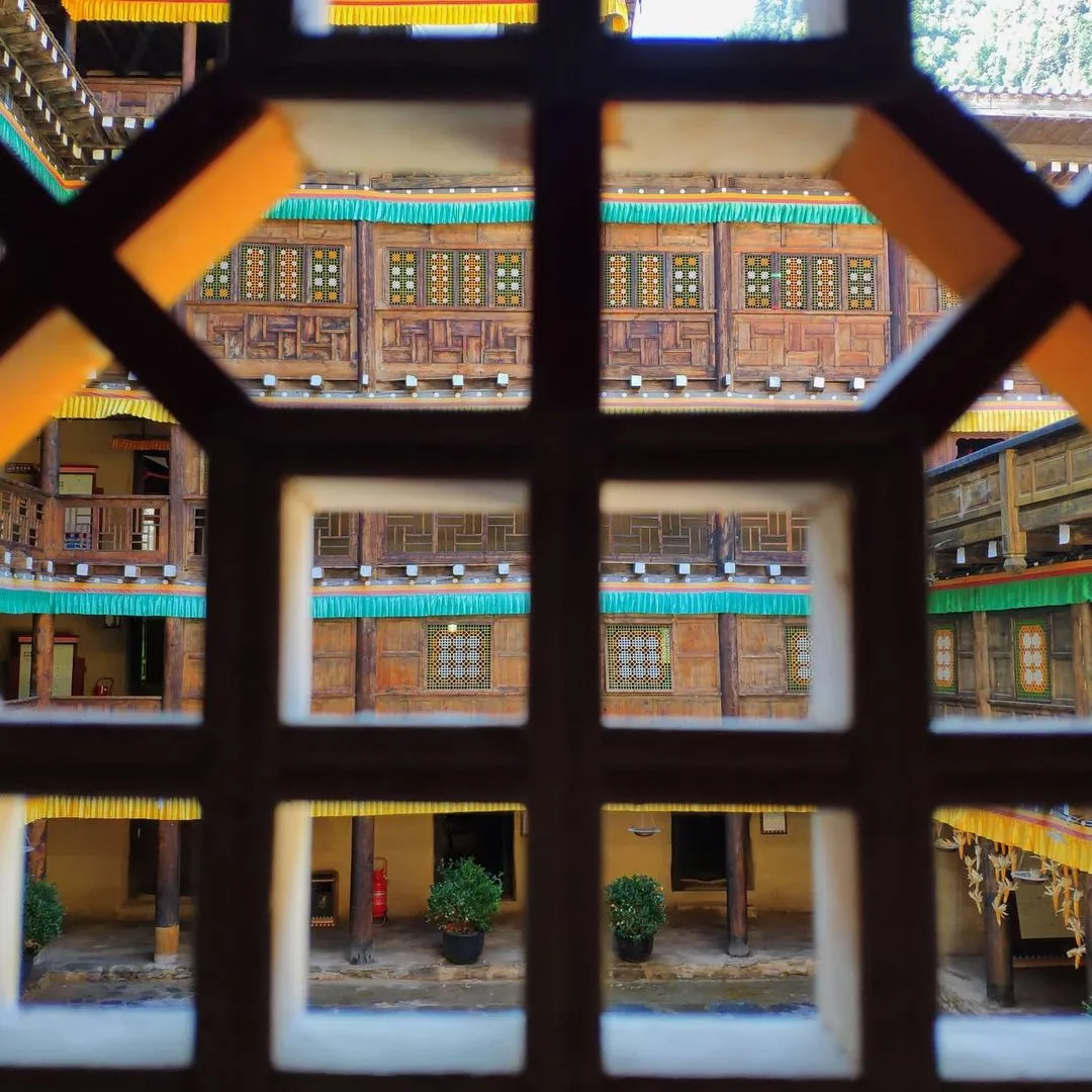 ⭐️Rgyalrong Tibetan Cultural Tourism Zone

✨Rgyalrong Tibetan Cultural Tourism Zone is located in Zhuokeji Town,Barkam County,Sichuan province.It was built in 1718 during the reign of Emperor Qianlong of the Qing Dynasty, and was a four-story blockhouse.It takes rgyalrong Tibetan culture as the core,including Chieftain Zhuo Keji’s Palace,Xisuo Stockaded Village,Barkam Memorial Hall for Red Army Long March and other scenic spots.

⭐️卓克基土司官寨

✨卓克基土司官寨位于四川省马尔康市卓克基镇，始建于1718年清朝乾隆年间，为四层碉房。卓克基土司官寨以嘉绒藏族文化为核心,包括了卓克基土司官寨、西索民居、马尔康红军长征纪念馆等景点。

Follow@starrynightmulticulture to know more about Chinese ethnic minorities and cultural diversity. 

photo by SNOW

#sichuan#四川#history#tibetanculture#architecture #mahayana #vajrayana #bodhisattva #藏传佛教