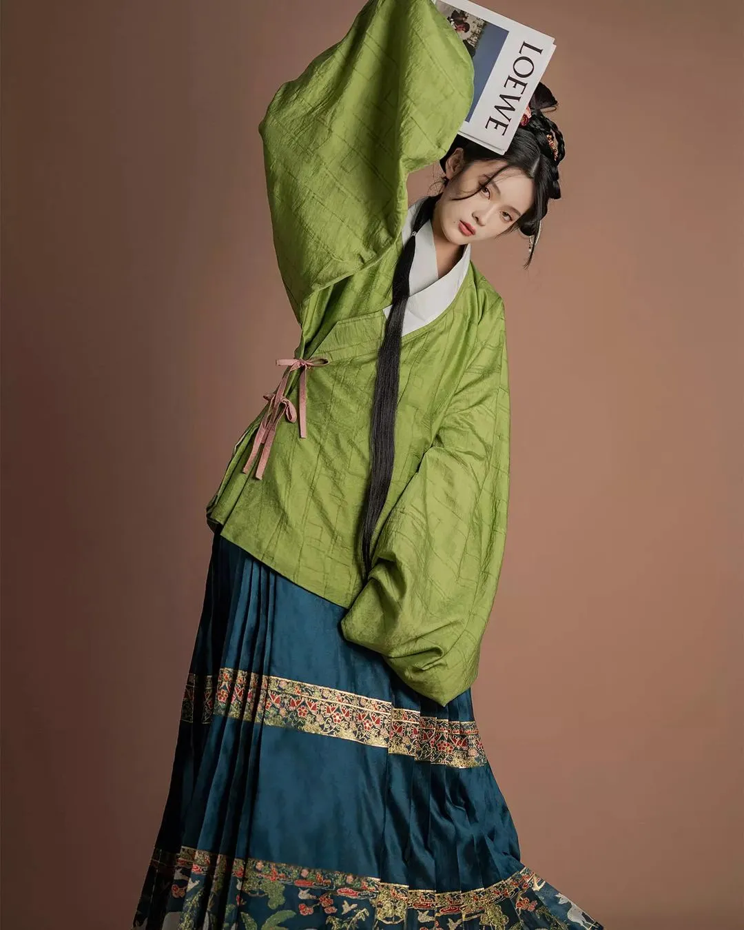 中国明朝交领汉服➕马面裙
来源：桑谣记传统服饰
#China#Chinese_style #chinese#中国传统#傳統文化#中華風#漢服#漢服日常  #汉服#汉服挑战#汉服摄影 #ChineseCostume #漢服チャレンジ#Chinese_style #中国风#中国#ChineseCostume#chinesefashion #ChineseCulture #ChinaStory#Chinese_culture #hanfu_challenge #hanfu#lgbtq #summer #hydrangeafashion  #outfitoftheday  #hanfugirl #hanfuboy #douyin#tiktok #fashion