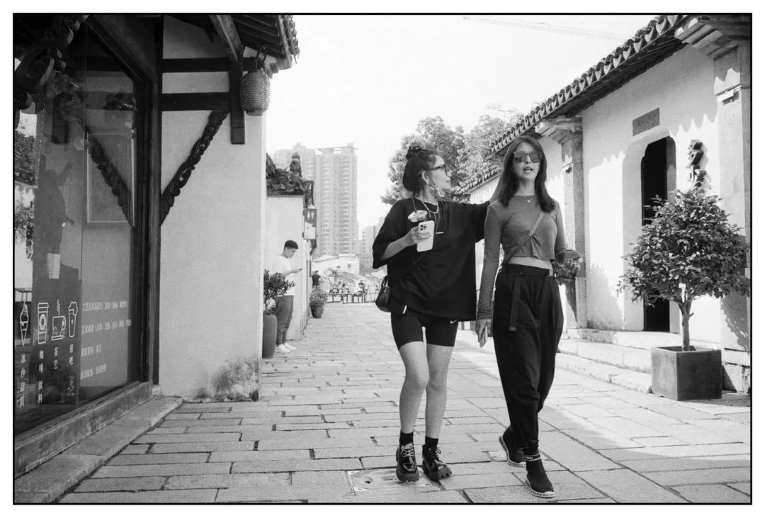青果巷 晋陵中路 斛攩巷 古村巷 周线里 #changzhou #Leica #Leicam6 #35mm #周八枚 #lightlenslab35mmf2 #lightlenslab #kodak #kodakprofessional #5222 #kodakdoublex #kodakdoublex5222 #hc110（1+31）#analoguephotography #analog #filmnervedie #bw #bnw #blackandwhite #monochrome #blackandwhitephotography #buyfilmnotmegapixels #madeinwetzlar #homedevelopedfilm #homedeveloped #epsonv850