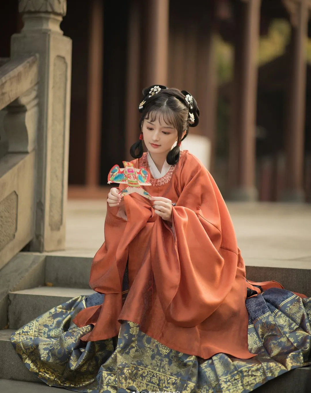 Traditional female clothes • Round Neck Blouse & Pleated skirt • Ming dynasty
————
『明製•圓領袄&馬面』
Artist: 茄茄
Photography: 尔宁菇涼
————
#hanfu #hanfugirl #elegant #chinesegirl #chinesemodel #ChineseCulture #chinesestyle #traditional #culture #model #dress #trending #girl #makeup #beauty #art #photography #photoshoot #photo #tiktok #chinese #asia #asian #China #cdrama #hair #beautiful #汉服 #漢服 #中国
