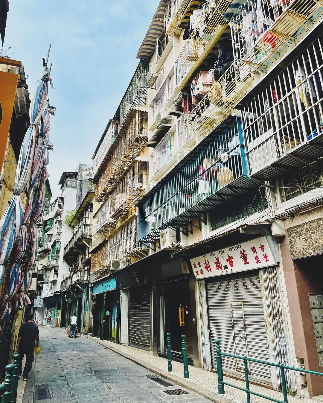 D1的澳门感受……
和HK一样又挤又乱，但比HK更亲人
#macau #macau🇲🇴 #macaulifestyle #architecturephotos