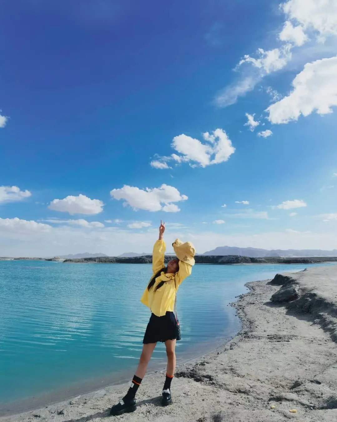 2021. #青海 #翡翠湖 #QingHai #saltlake
一脚油门浪青甘，大西北环线☀第②站
柴达木盆地东，那一抹蓝一抹绿一抹黄...
 犹如茫茫戈壁滩上一颗颗翡翠...
抵达《送你一朵小红花》那片梦中湖...
 也被这大西北的风吹到怀疑人生😂
#travel #traveltheworld #travelblogger