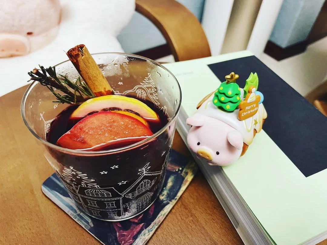 热红酒，炒冷饭，祝大家明年更快乐🥳
#me #mulledwine #ootd #lulupig #restaurant #home #readingtime #vsco #happyholiday #happynewyear #dailylife #themoment #happiness