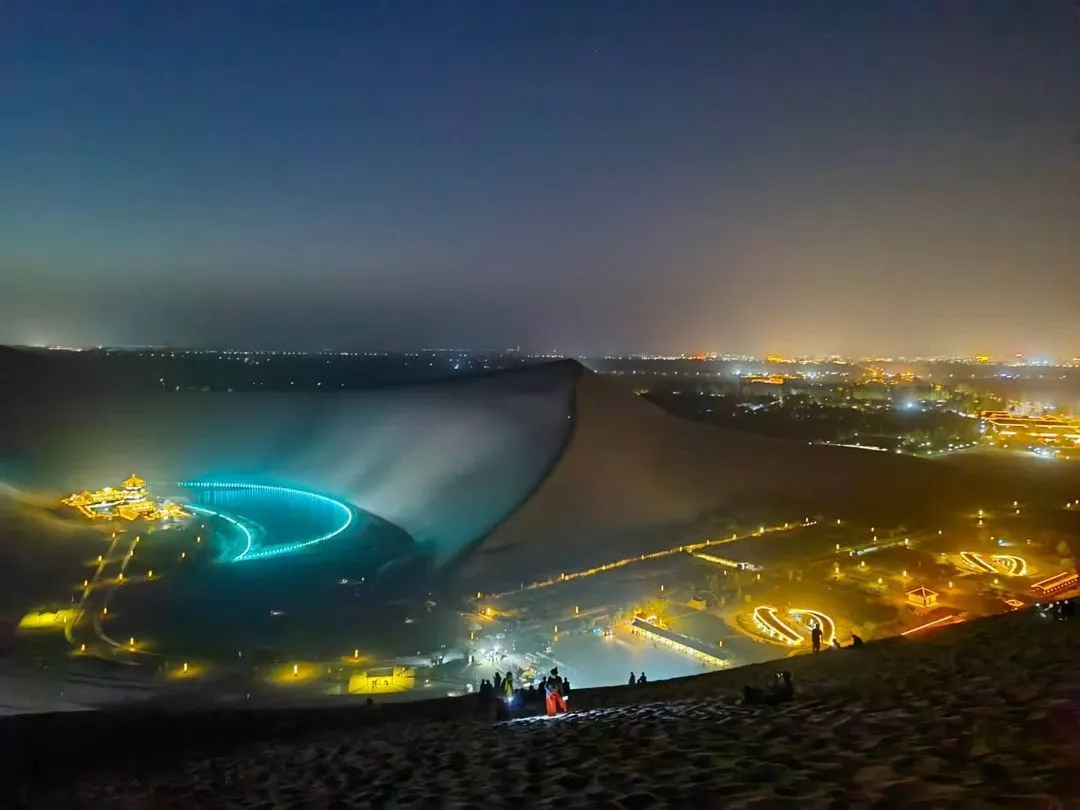 2021. #敦煌 #月牙泉 #鸣沙山 #沙漠 #desert #oasis #moonspring #sandmountain #nightview
 大漠孤烟直 🏜️ 长河落日圆 🌇
耗时爬到沙山顶⛰️终没辜负这绝美夜景
#crescentspring #desertoasis
#dunhuang #gansu #甘肃 #northwest #nature #travel #traveltheworld #travelblogger #traveling