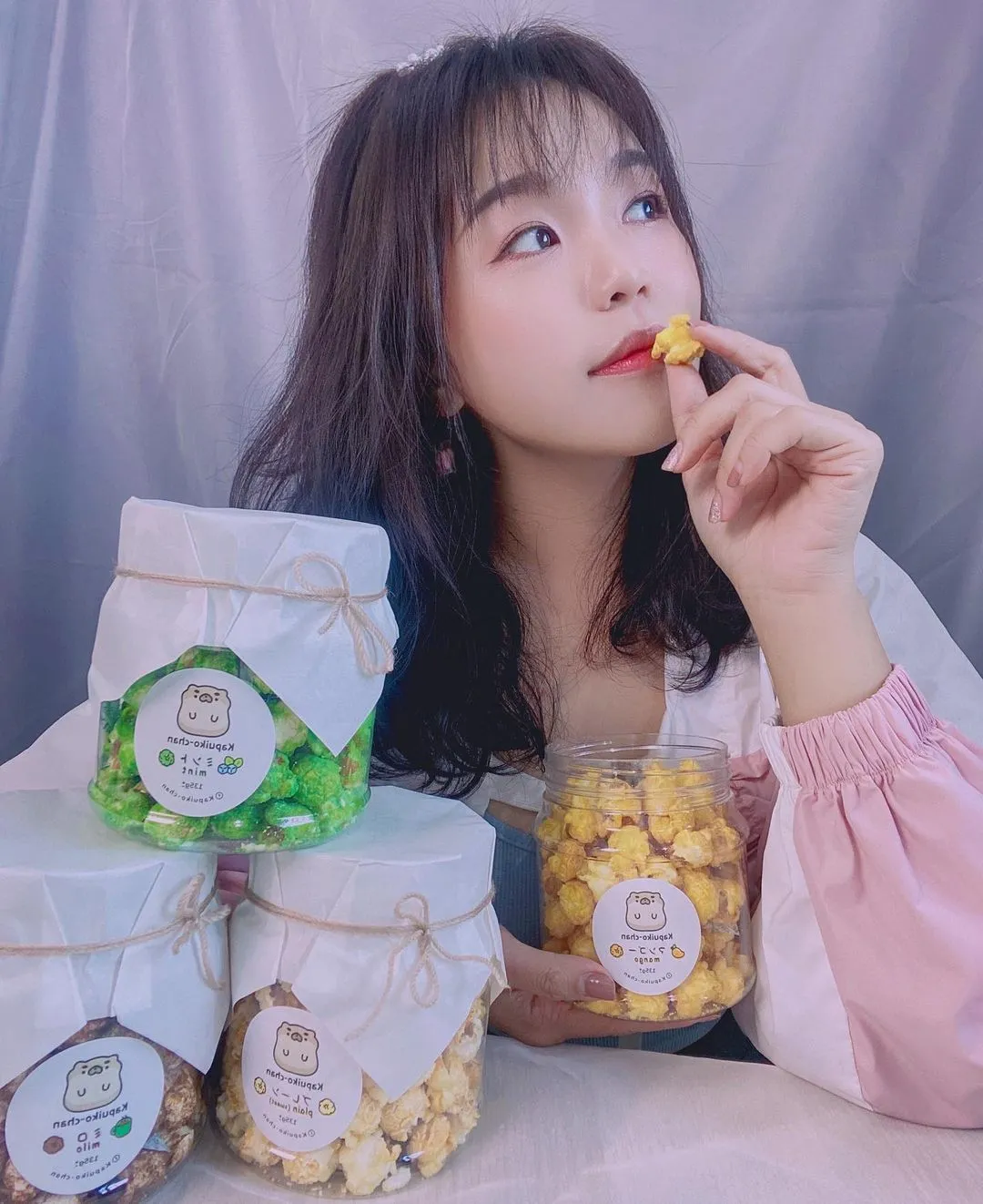 [24.10.2021]
吃货值得拥有的独特爆米花，粒粒饱满，幸福感+10000000🍿️
今天刚好收到了 @kapuikochan 的爆米花，来得真是时候！让我的周末可以享受美味可口的爆米花🥰
而且口味非常独特
- 经典原味 Original Flavour
- 芒果口味 Mango Flavour
- 薄荷口味 Mint Flavour
- 美禄口味 Milo Flavour
爱吃爆米花的朋友赶紧冲🔥

@ariise.my @msiafoodlover 

#Jojo沈韵柔
#Actress
#emceejb
#emceemalaysia
#JojoSim
#emcee
#JbEmcee
#emceeofmalaysia  #live #broadcast
#foodie #photoshoot #life #ootd #fashion #style #arrisekol #arrisemy #arriseteam