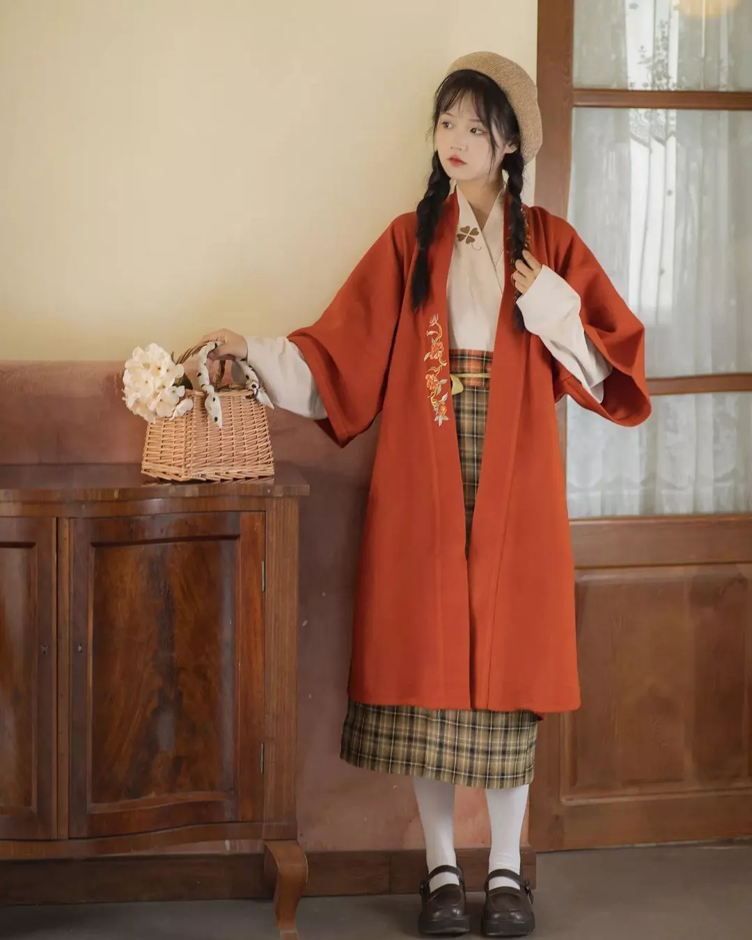 传统汉服也可以与现代元素搭配哦~
来源：六仙书阁
#China#Chinese_style #chinese#中国传统#傳統文化#中華風#漢服#漢服日常  #汉服#汉服挑战#汉服摄影 #ChineseCostume #漢服チャレンジ#Chinese_style #中国风#中国#ChineseCostume#chinesefashion #ChineseCulture #ChinaStory#Chinese_culture #hanfu_challenge #hanfu#lgbtq #summer #hydrangeafashion  #outfitoftheday  #hanfugirl #hanfuboy #douyin#tiktok #fashion