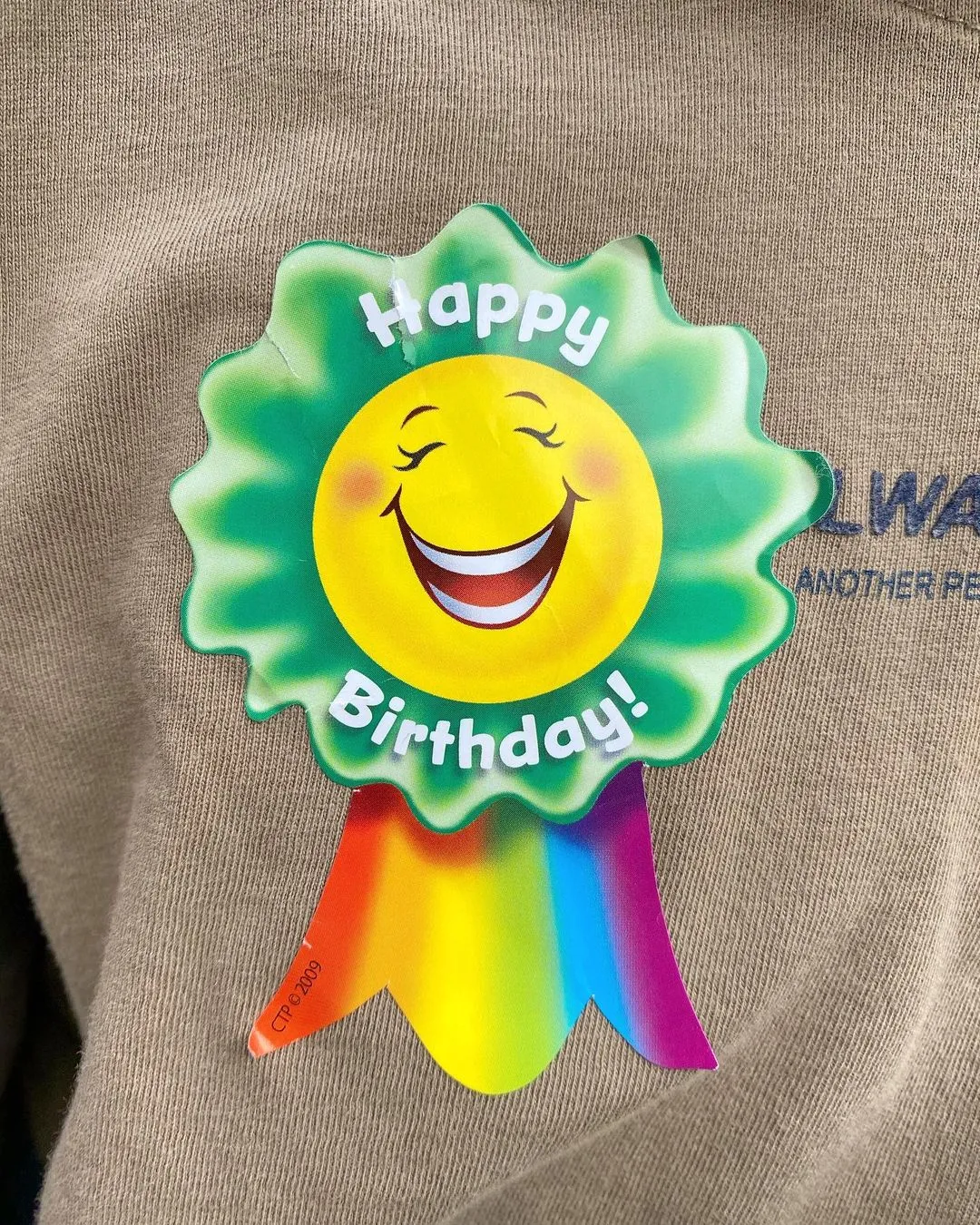 哥哥生日刚好是星期六，昨天老师在教室里和同学们给他唱了生日快乐歌，开心的，sticker 还要从外套撕下来贴到里面的衣服😅😅