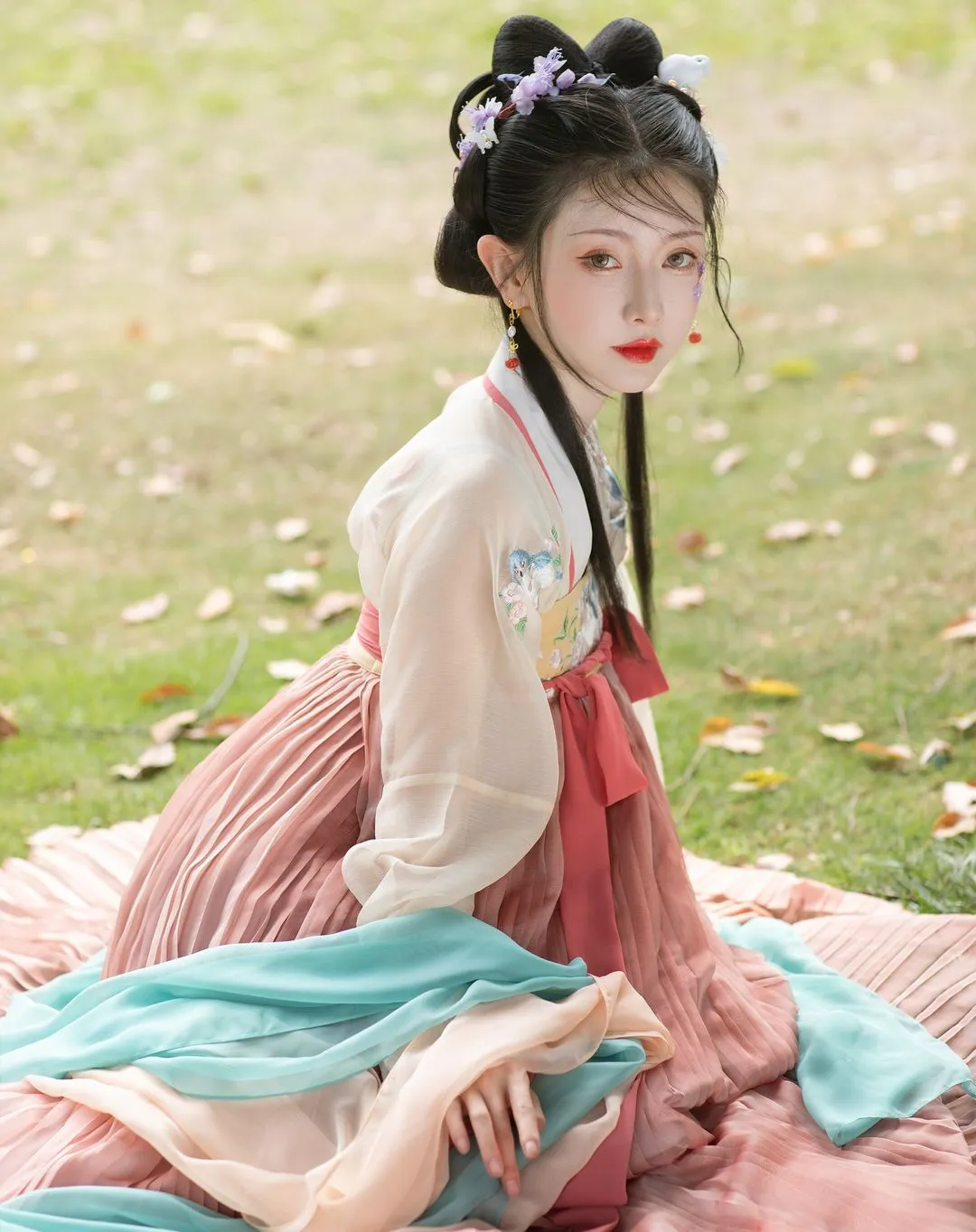 Traditional female clothes • Long sleeve silk dress • Tang Dynasty
————
『唐製•齊胸襦裙』
Artist: 紫梦霏依
Photography: 小千渠儿
Clothes:芥子記漢服
————
#hanfu #hanfugirl #elegant #chinesegirl #chinesemodel #ChineseCulture #chinesestyle #traditional #culture #model #dress #trending #girl #makeup #beauty #art #photography #photoshoot #photo #tiktok #chinese #asia #asian #China #cdrama #hair #beautiful #汉服 #漢服 #中国