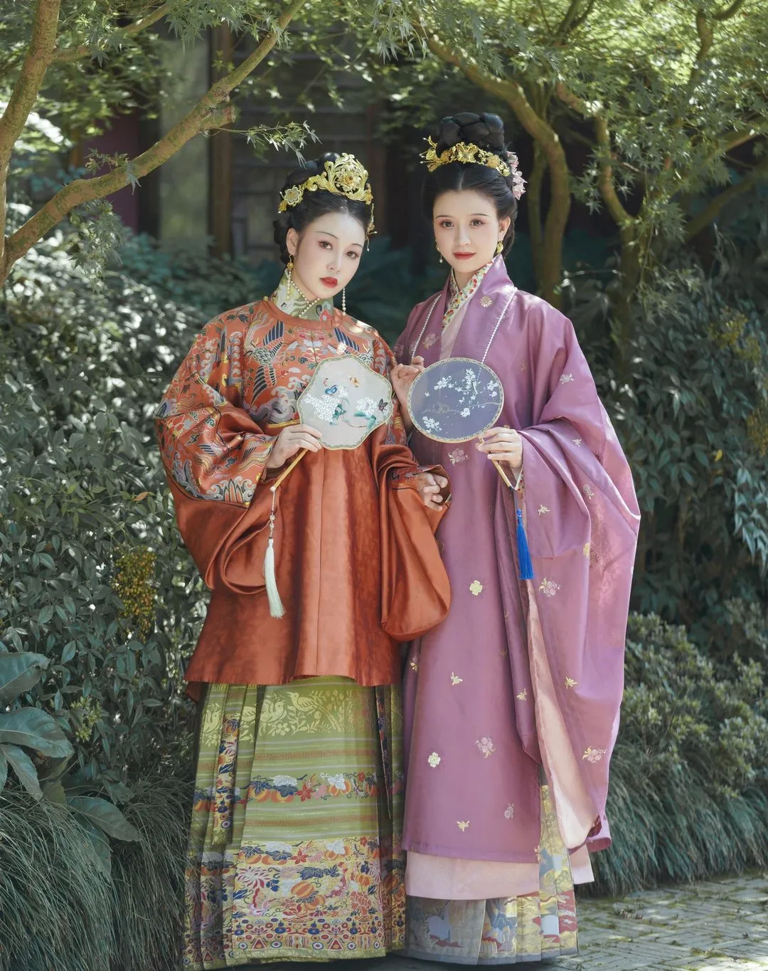 Traditional female clothes • Aoqun&Pifeng • Ming Dynasty
————
『明製•圓領袄&披風』
Artist: 翟琬儿 
Photography: 犬叁
Clothes: 遠山黛傳統服飾
————
#hanfu #hanfugirl #汉服 #漢服 #中国 #elegant #chinesegirl #chinesewedding #ChineseCulture #chinesestyle #traditional #culture #model #dress #trending #girl #makeup #beauty #art #photography #photoshoot #photo #tiktok #chinese #asia #asian #China #cdrama #hair #beautiful