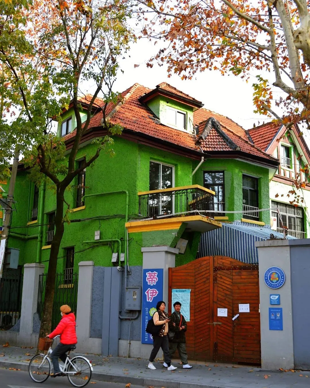 充满着海派情愫的百年马路：永嘉路建于1920年，原名西爱威斯路，1943年改名为永嘉路。东起瑞金二路，西至衡山路，全长2072米。永嘉路马路两旁散落着德、法、英、西班牙及比利时等国的各式花园洋房，还有石库门里弄，现代风格的老公寓等。这些构成了永嘉既有欧洲风情又有海派味道交相辉映的独特景象。
永嘉路387、389号英国乡式花园住宅，是荣氏家族成员荣智勋住所。
永嘉路383号德国乡村建筑特色住宅，是上海电影译制片厂的旧址，也曾经是孔祥熙，宋霭龄的旧居。
永嘉路371号是田汉寓所，也是“南国社旧址”由田汉创办的南国艺术学院。徐悲鸿，徐志摩曾是这院的老师。
永嘉路501号德国城堡式三层花园洋房，是民国时期“四大家族”之中大人物宋子文住宅。
永嘉路555号是著名文学翻译家罗玉君的旧居。
永嘉路617号是清末民初著名爱国实业家“禽蛋大王”阮雯衷旧居。
永嘉路396弄8号“正蕃小筑”中国摄影大师郎静山旧居。

#上海 #历史优秀建筑 #上海旅行 #拍照圣地 #上海攻略 #上海旅游 #上海打卡 #shanghai #shanghailife #citywalk #citygram #citystreets #cityphoto #bestcity #citytrip #shanghaistreet #instameetshanghai #zaishanghai #shanghaitravel #chinagram #chinatrips #chinastreet #travel #streetsnap #photoshoot #travelphotography #streetphotography #街拍 #老建筑 #永嘉路