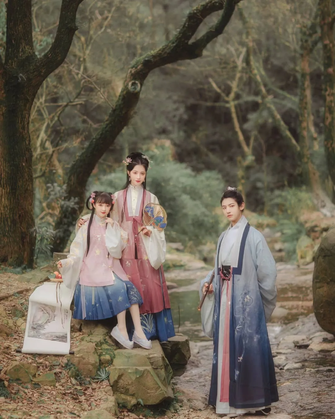 Cute hanfu Girls & Boy • Ming dynasty
————
『大明少年•少女』
Artist: 鹿荼白& 葵花花花儿& 荣小兔头 
Photography: 薄荷白
Makeup:简槐
————
#hanfu #hanfugirl #elegant #chinesegirl #chinesemodel #ChineseCulture #chinesestyle #traditional #culture #model #dress #trending #girl #makeup #beauty #art #photography #photoshoot #photo #tiktok #chinese #asia #asian #China #cdrama #hair #beautiful #汉服 #漢服 #中国