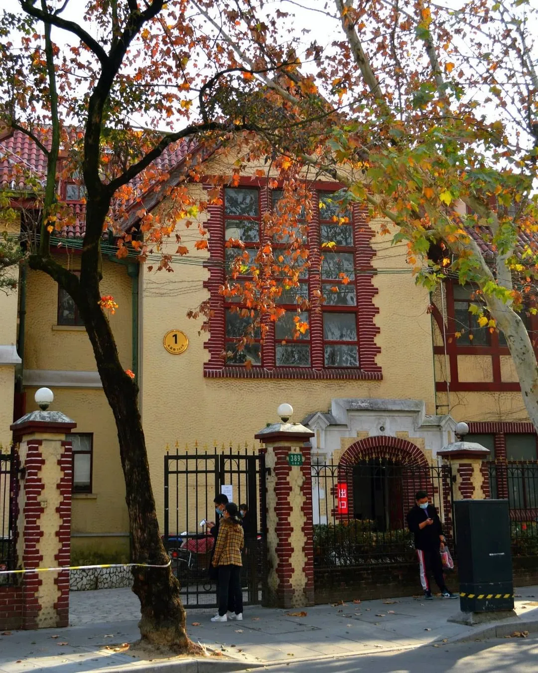 永嘉路387，389号英国乡村式花园住宅，建于1936年，这是民国时期非常著名的荣氏家族成员荣智勋的住所。阿拉伯风格的木门，墙面呈桔黄色，窗框有红砖镶边。这旧址原来是比利时商人鲁易士洋行，后是实业家荣智勋的旧居。

#上海 #历史优秀建筑 #上海旅行 #拍照圣地 #上海攻略 #上海旅游 #上海打卡 #shanghai #shanghailife #citywalk #citygram #citystreets #cityphoto #bestcity #citytrip #shanghaistreet #instameetshanghai #zaishanghai #shanghaitravel #chinagram #chinatrips #chinastreet #travel #streetsnap #photoshoot #travelphotography #streetphotography #老建筑 #永嘉路 #名人故居