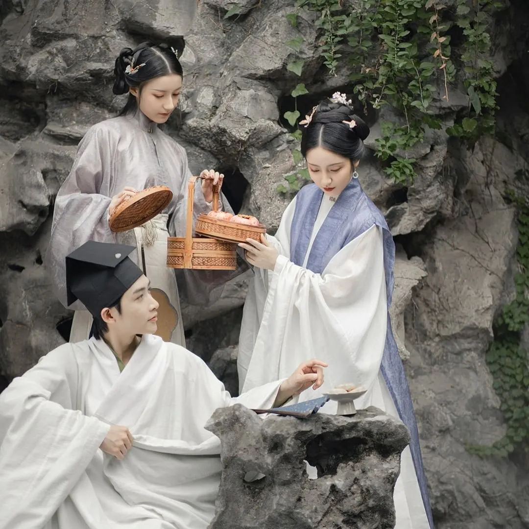A sweet couple with adorable maid • Ming Dynasty's family
————
『明代夫婦•揚州』
Artist: 小温暖想要个大太阳 & -沅枳-
Makeup: 山有木兮_Ivy 
Photography:扶卮
————
#hanfu #汉服 #漢服 #中国 #elegant #chinesegirl #ChineseCulture #chinesestyle #fashion #traditional #culture #model #dress #chinesedrama #girl #makeup #beauty #art #photography #photoshoot #photo #tiktok #chinese #asia #asian #China #cdrama #hair #hairstyles #beautiful