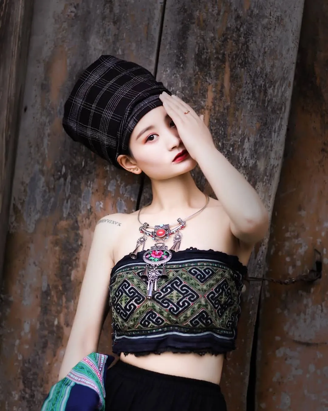cr: 苗人谷。压寨夫人。照相馆

#qoxiong #xong #xongb #ghaoxong #苗族 #miaozu #miao #少数民族 #hmongclothes #民族服饰 #中国 #苗族姑娘