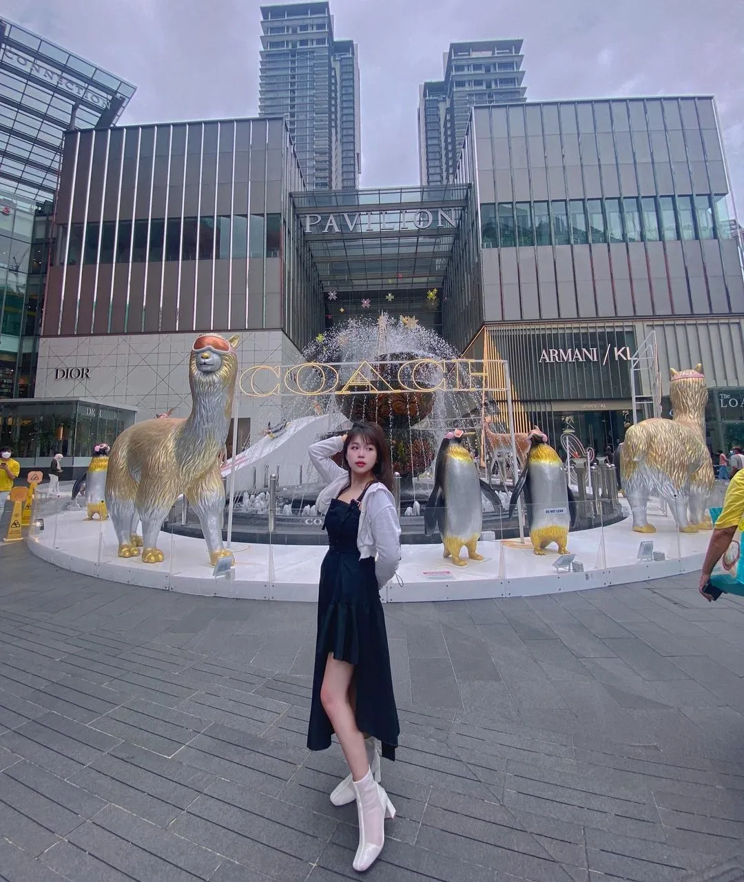 [23.12.2021]

如果一生中都不能勇敢做自己，
那岂不是活着别人的生活？

#不定时直播
#打开小铃铛就对了 

#Jojo沈韵柔
#Actress #演员
#主持人 #emcee 
#直播女神 #livebroadcaster 
#emceejb
#emceemalaysia
#JojoSim
#JbEmcee
#emceeofmalaysia  #live #broadcast
#foodie #photoshoot #life #ootd #fashion #style