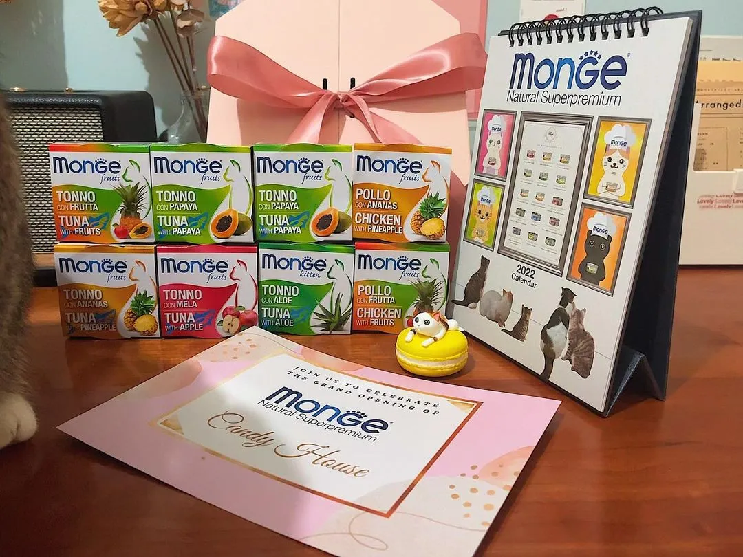 睇黎好多人都中意肥仔肥嘟嘟咁🤣🤣
今次Monge 請肥仔食清新水果系列罐罐，仲送咗好靚既馬卡龍貓貓figure同月曆，正！
 
Monge Fruit清新水果系列用既係含豐富維他命及礦物質既清新水果配合有益健康既雞肉或吞拿魚，尤如每日飲緊新鮮果汁一樣，為貓咪的身體帶來前所未有的健康膳食新體驗，而且仲可以滋養皮膚與毛髮，keep 住肥仔靚仔有型🤣🤣
重點係可以呃佢飲多啲水🤤
 
意外地金金中意吞拿魚木瓜🥰🥰
@monge_hk 
 
 
#monge #mongefruit #清新水果系列 #馬卡龍貓貓Figure #維他命 #天然貓罐頭 #2022月曆 #2022寵物展