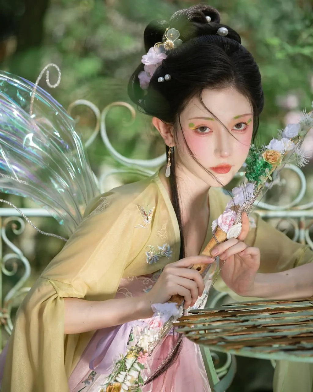 Fairy style Hanfu & fashion collocation 
————
『花信子』
Artist: 弥秋君
Photography: 小千渠儿 
Make up: 秋秋​​​​
Clothes: 芥子记漢服工作室 
————
#hanfu #汉服 #漢服 #中国 #elegant #chinesegirl #ChineseCulture #chinesestyle #fashion #traditional #culture #model #dress #chinesedrama #girl #makeup #beauty #art #photography #photoshoot #photo #tiktok #chinese #asia #asian #China #cdrama #hair #hairstyles #beautiful