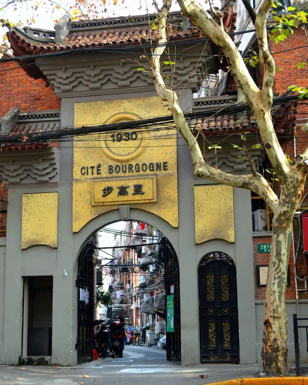 老上海的市井文化：步高里建于1930年，占地面积6940平方米，属于行列式旧式石库门里弄住宅，共79幢，弄堂口的中国式牌楼独具特色，是上海保存较完整的罕见整组建筑里弄住宅。巴金，胡怀琛，张辰伯，平海澜等先后居住此地。来上海一定要来这里感受老上海的“人间烟火气”！

#上海 #历史优秀建筑 #上海旅行 #拍照圣地 #上海旅游 #上海打卡 #shanghai #shanghailife #citywalk #citygram #citystreets #cityphoto #bestcity #citytrip #shanghaistreet #instameetshanghai #zaishanghai #shanghaitravel #chinagram #chinatrips #chinastreet #travel #streetsnap #photoshoot #travelphotography #streetphotography #街拍 #老建筑 #石库门 #上海弄堂