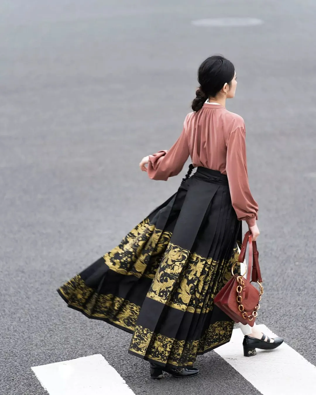 中国🇨🇳明朝汉服与现代衬衫的结合~
#China#Chinese_style #chinese#中国传统#傳統文化#中華風#漢服#漢服日常  #汉服#汉服挑战#汉服摄影 #ChineseCostume #漢服チャレンジ#Chinese_style #中国风#中国#ChineseCostume#chinesefashion #ChineseCulture #ChinaStory#Chinese_culture #hanfu_challenge #hanfu#lgbtq #summer #hydrangeafashion  #outfitoftheday  #hanfugirl #hanfuboy #douyin#tiktok #fashion