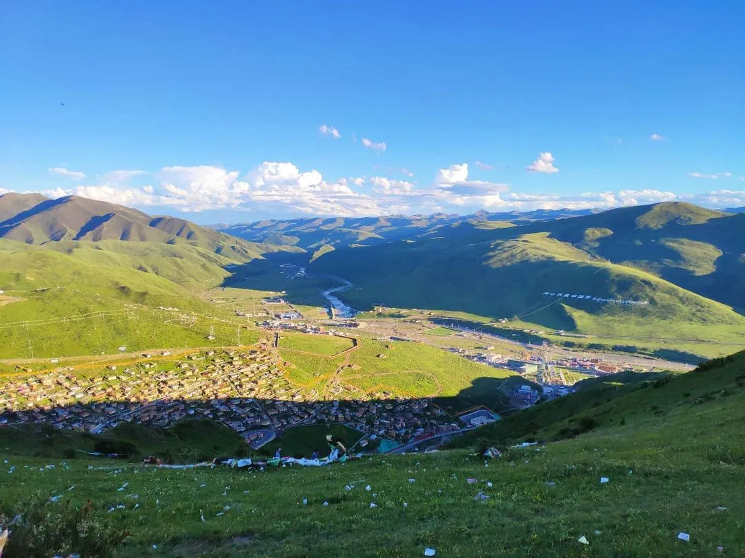 ⭐Larung Gar Buddhist Academy (Ⅱ)

 ✨Look at this photo! Half of the Larung Gar Buddhist Academy is obscured by the shadow of the mountain, and the other is exposed to the sun. There seems to be some mysterious philosophy, which attracts people to pursue the true meaning of life.

⭐五明佛学院（Ⅱ）

✨请看这张照片！五明佛学院坐落在大山的阴阳间，这里仿佛存在某种神秘的哲理，吸引人们去追寻生命的真谛。

Follow @starrynightmulticulture to know more about Chinese ethnic minorities and cultural diversity.

Photo by: SNOW

#四川 #sichuan #藏传佛教#tibetanbuddhism #藏族 #tibetan #旅行 #自然