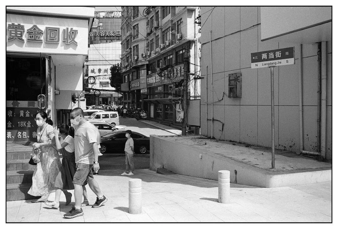 延陵中路 两当街 德泰恒大酒店 #Leica #Leicam6 #35mm #11663 #summilux #summilux35fle #summilux35mm #summilux35asph #summilux35  #kodak #kodakprofessional #5222at400 #kodakdoublex #kodakdoublex5222 #hc110（1+31）#analoguephotography #analog #filmnervedie #bw #bnw #blackandwhite #monochrome #blackandwhitephotography #buyfilmnotmegapixels #madeinwetzlar #homedevelopedfilm #homedeveloped #epsonv850