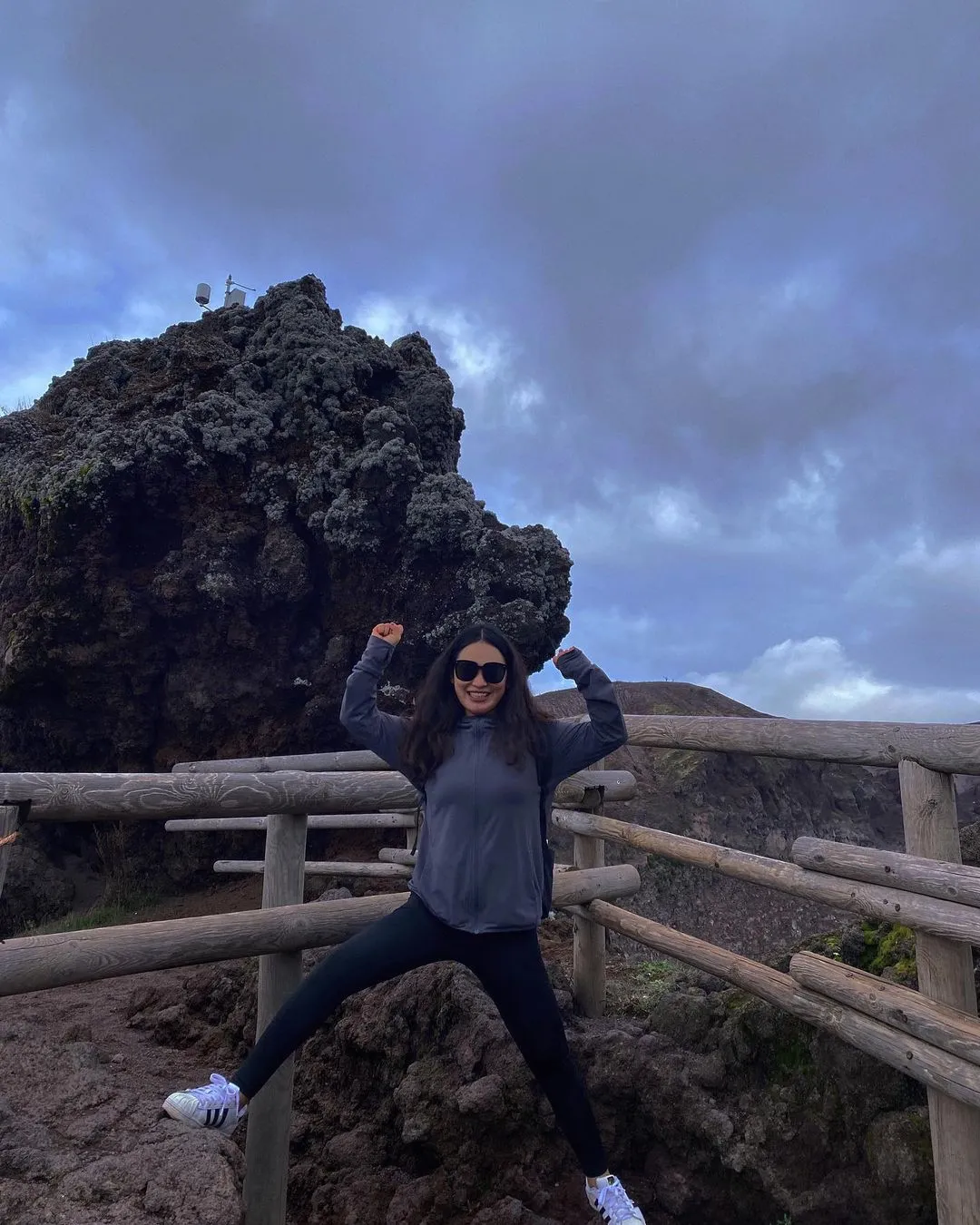 在大自然里行走和攀爬的快乐🤎

#italia #italiano #chinatravel #naturephotography#china #beijingchina#gohiking#naturelovers #art#roma #roma#italia #italia#napoli#vesuvio #vesuvio🌋 #维苏威