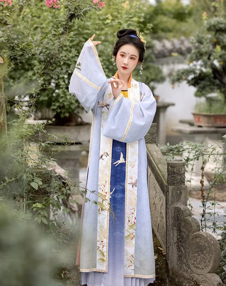 Traditional female clothes •Beizi & Horse face skirt• Song dynasty(960–1279 AD)
————
『宋製•长褙子百迭裙』
Artist: 芝月
Photography: 一朵陶子吖
Clothes: 瞳莞漢服 
————
#hanfu #hanfugirl #汉服 #漢服 #中国 #elegant #chinesegirl #chinesewedding #ChineseCulture #chinesestyle #traditional #culture #model #dress #trending #girl #makeup #beauty #art #photography #photoshoot #photo #tiktok #chinese #asia #asian #China #cdrama #hair #beautiful