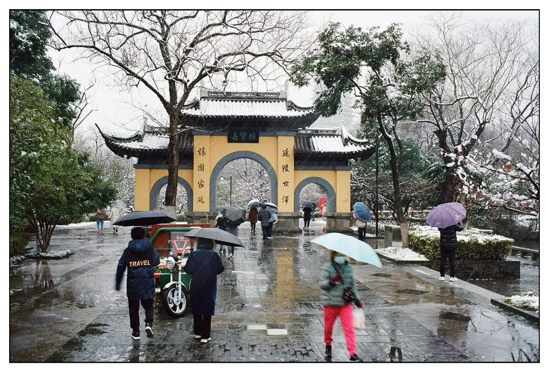 #红梅公园 #嘉贤坊 #snow #architecture #ChangZhou #ChangZhoulife #Leica #leicam6 #35mm #zeiss #Carlzeiss #zm3514 #zm3514distagon #zeisszm35distagon #zeisscameralenses #leicaimage #kodak #kodakfilm  #kodakprofessional #kodakultramax400 #ultramax #streetphotography #buyfilmnotmegapixelse #buyfilmnotmegapixels
