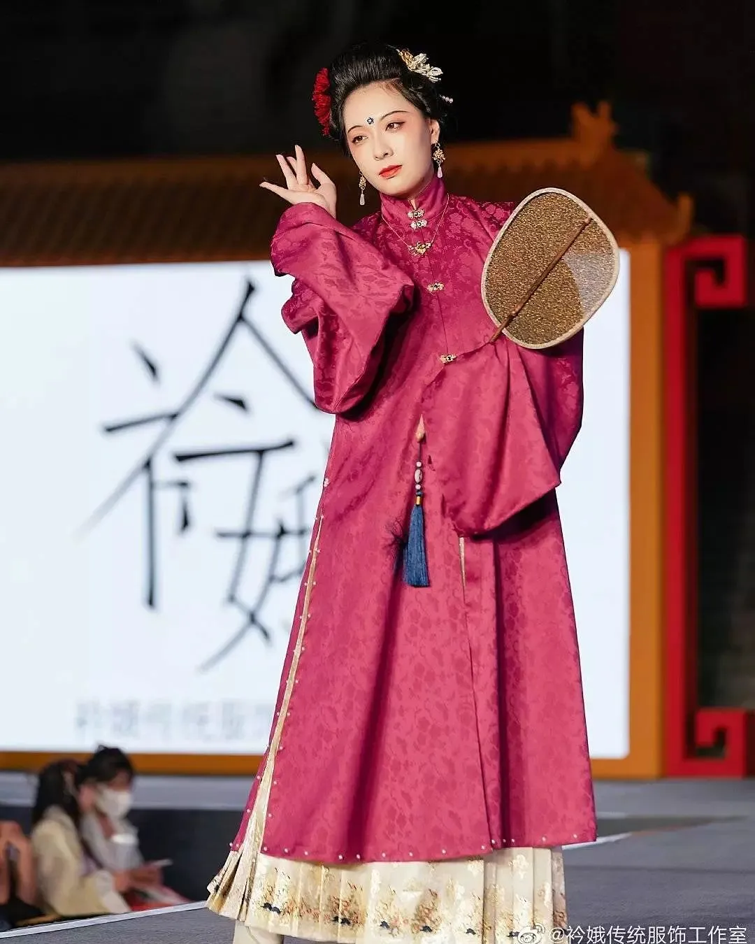 中国🇨🇳明朝汉服
来源：衿娥传统服装工作室
#China#Chinese_style #chinese#中国传统#傳統文化#中華風#漢服#漢服日常  #汉服#汉服挑战#汉服摄影 #ChineseCostume #漢服チャレンジ#Chinese_style #中国风#中国#ChineseCostume#chinesefashion #ChineseCulture #ChinaStory#Chinese_culture #hanfu_challenge #hanfu#lgbtq #summer #hydrangeafashion  #outfitoftheday  #hanfugirl #hanfuboy #douyin#tiktok #fashion