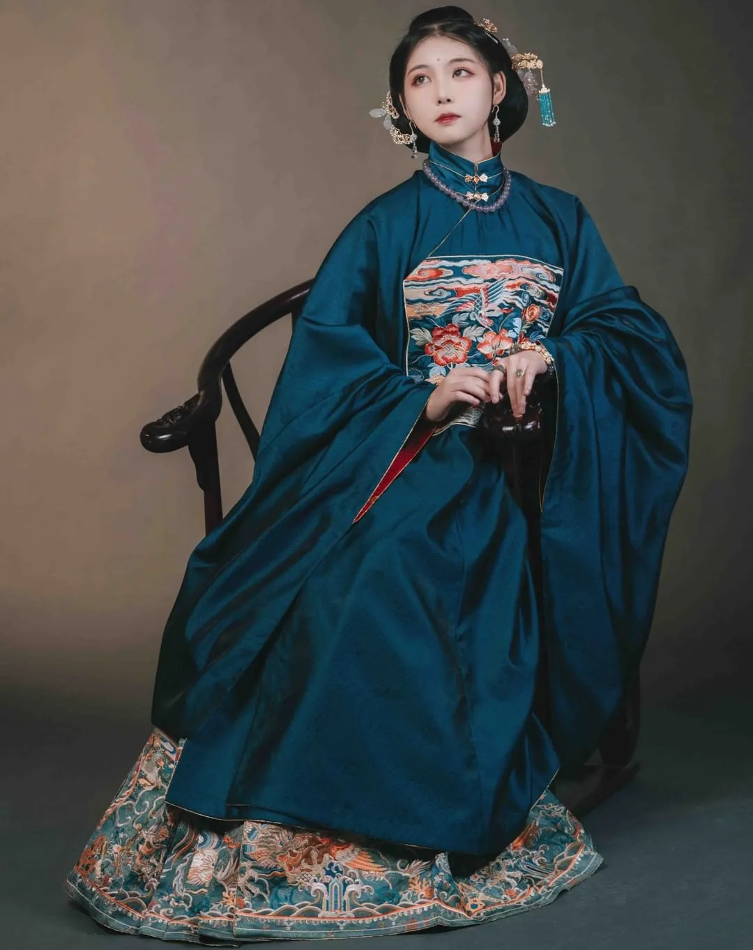 Traditional female dress• Woqun• Ming Dynasty
————
『明製漢服•豎領斜襟長沃』
Artist: -岁夕寒-
Clothes: 錦瑟衣莊
————
#hanfu #汉服 #漢服 #中国 #elegant #chinesegirl #ChineseCulture #chinesestyle #love #traditional #culture #wedding #dress #chinesedrama #girl #makeup #beauty #art #photography #photoshoot #photo #tiktok #chinese #asia #asian #China #cdrama #hair #hairstyles #beautiful