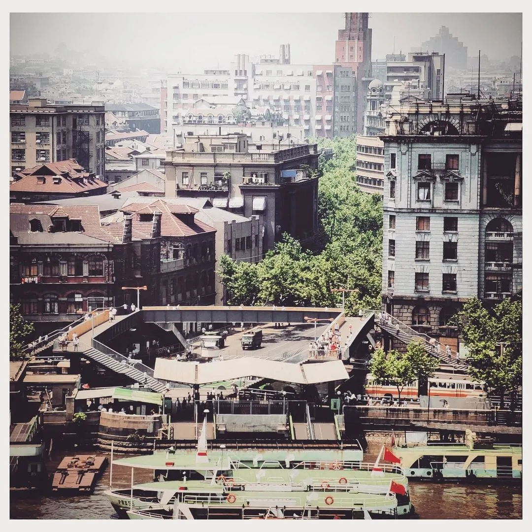 延安东路外滩天桥 1981年

#上海 #历史优秀建筑 #上海旅行 #拍照圣地 #上海攻略 #上海旅游 #上海打卡 #shanghai #shanghailife #citywalk #citygram #citystreets #cityphoto #bestcity #citytrip #shanghaistreet #photography #photowall #instameetshanghai #zaishanghai #shanghaitravel #chinatrips #chinastreet #traveler #streetsnap #photoshoot #travelphotography #streetphotography #thebund #oldphoto