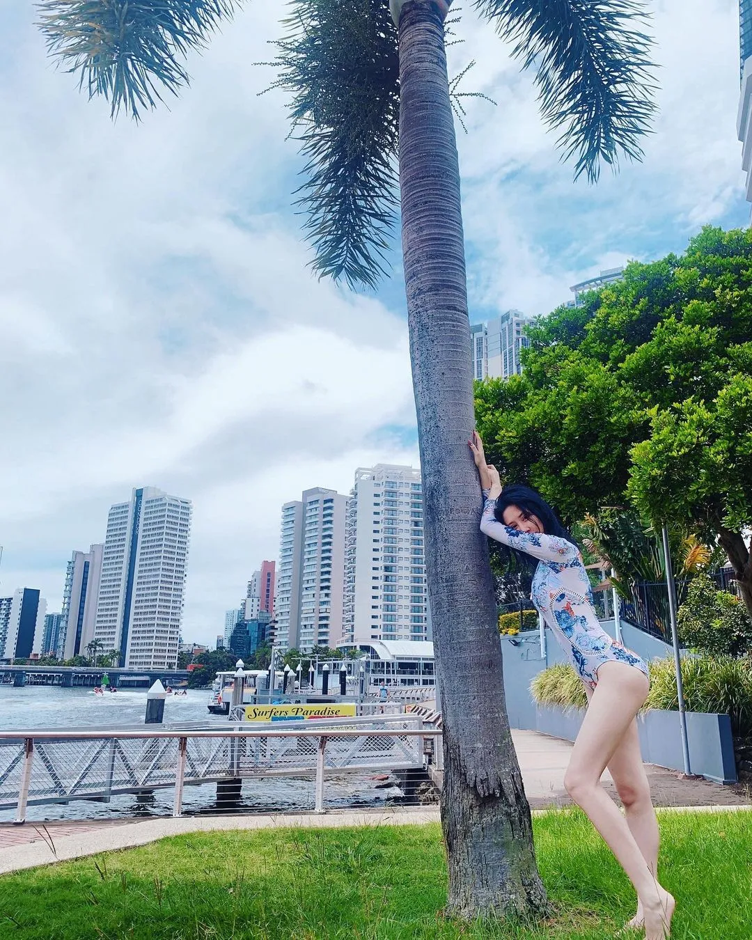 不做玫瑰 要做你心上野草
一点点湿意便肆意疯长 烧不尽吹又生

#goldcoast #swimsuit #anxin