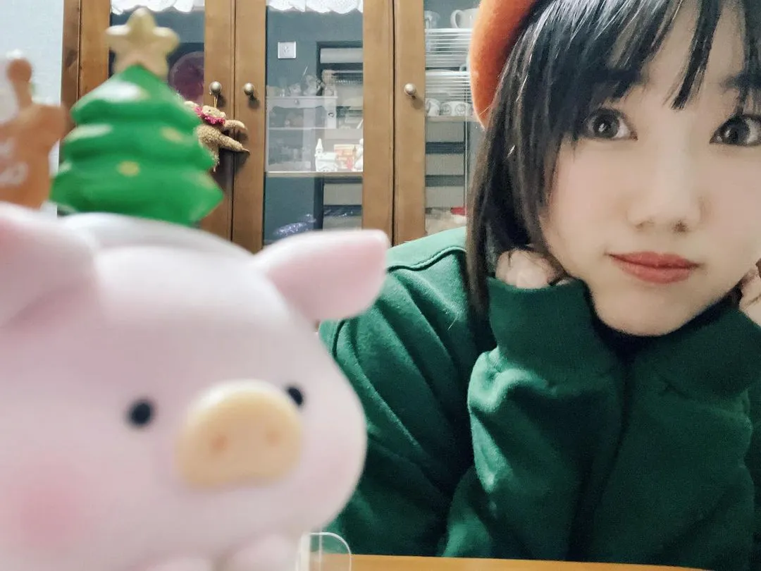 可爱的lulu
和周末五颜六色的我😛
#me #girl #ootd #ingreen #lulupig #home #sweater #beret #inorange