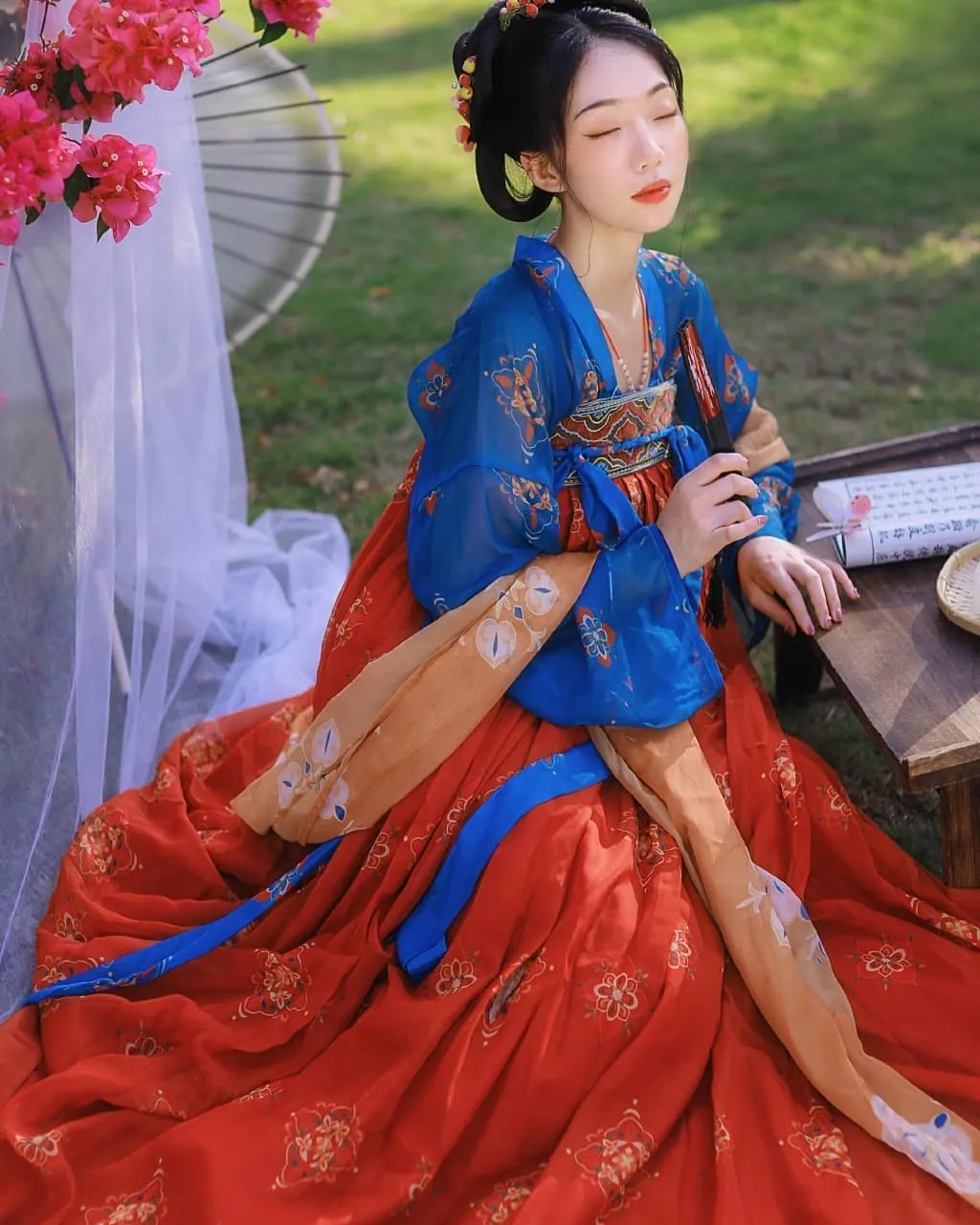 Traditional female clothes •Ruqun• Tang Dynasty
————
『唐風•齊胸襦裙』
Artist: 琬儿er
Photographer:摄影师書荔
Clothes:柳汀居漢服
————
#hanfu #汉服 #漢服 #中国 #elegant #chinesegirl #ChineseCulture #chinesestyle #fashion #traditional #culture #model #dress #chinesedrama #girl #makeup #beauty #art #photography #photoshoot #photo #tiktok #chinese #asia #asian #China #cdrama #hair #hairstyles #beautiful