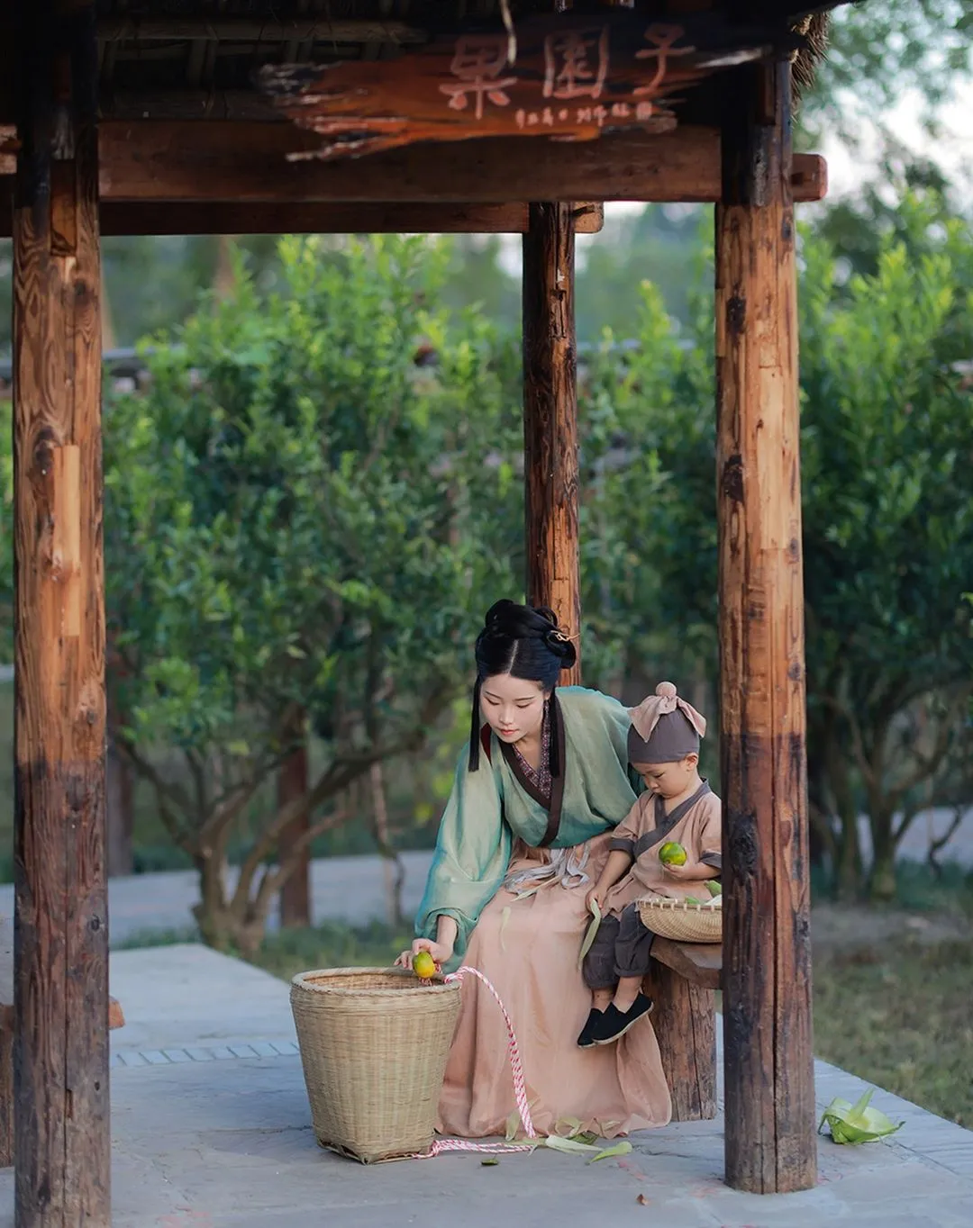 Traditional female clothes • Ruqun • Jin dynasty(266–420 AD)
————
『晉製•晉襦』
Artist: 茶婉不喝奶茶
Photography: 谢散人是也
Clothes: 池夏
————
#hanfu #hanfugirl #汉服 #漢服 #中国 #elegant #chinesegirl #chinesewedding #ChineseCulture #chinesestyle #traditional #culture #model #dress #trending #girl #makeup #beauty #art #photography #photoshoot #photo #tiktok #chinese #asia #asian #China #cdrama #hair #beautiful