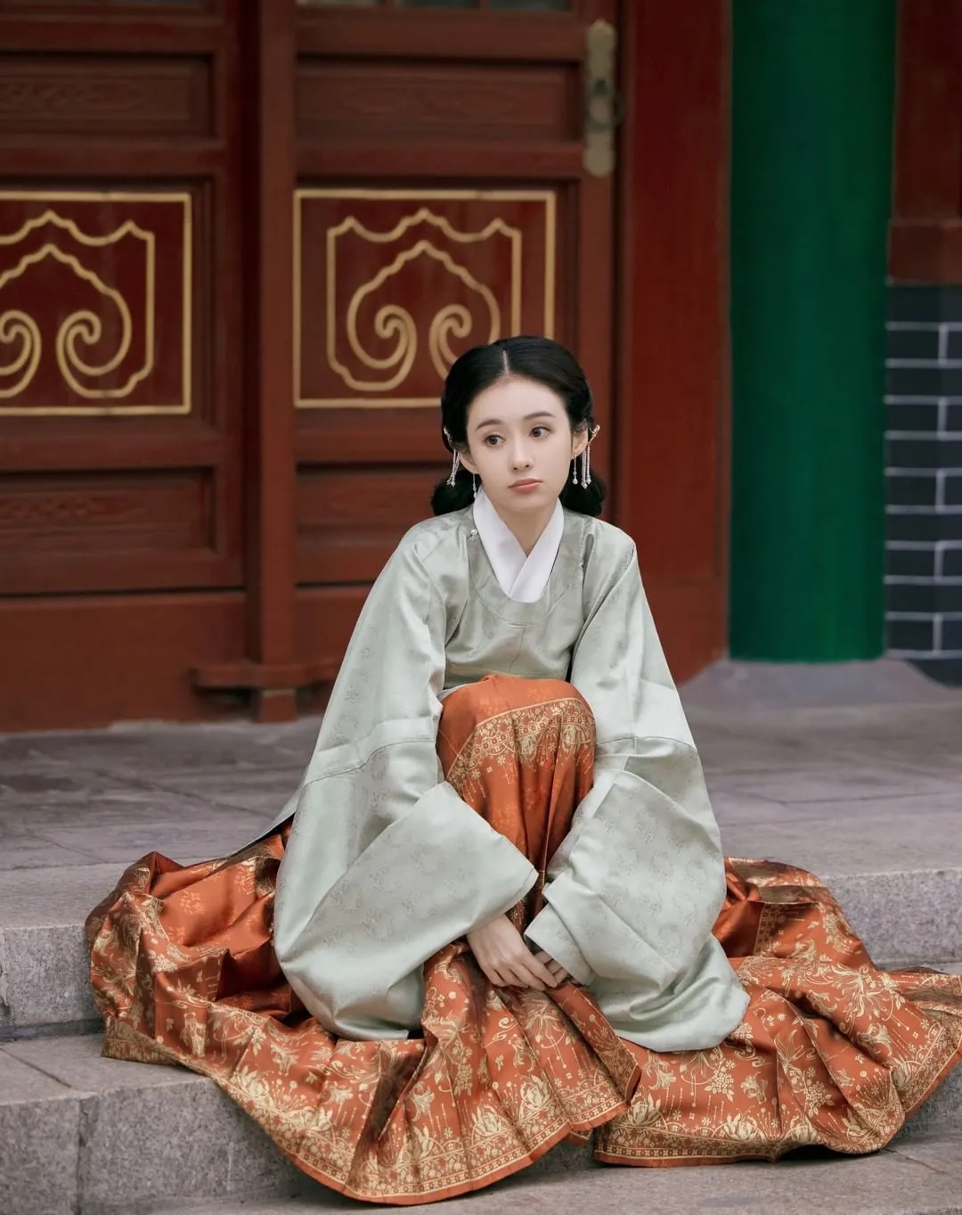 Traditional female clothes• Round Neck Blouse • Ming Dynasty
————
『明製 •圓領袄&琵琶袖』
Artist: 鄭合惠子
Clothes:鐘靈記
————
#hanfu #汉服 #漢服 #中国 #elegant #chinesegirl #ChineseCulture #chinesestyle #fashion #traditional #culture #model #dress #chinesedrama #girl #makeup #beauty #art #photography #photoshoot #photo #tiktok #chinese #asia #asian #China #cdrama #hair #hairstyles #beautiful