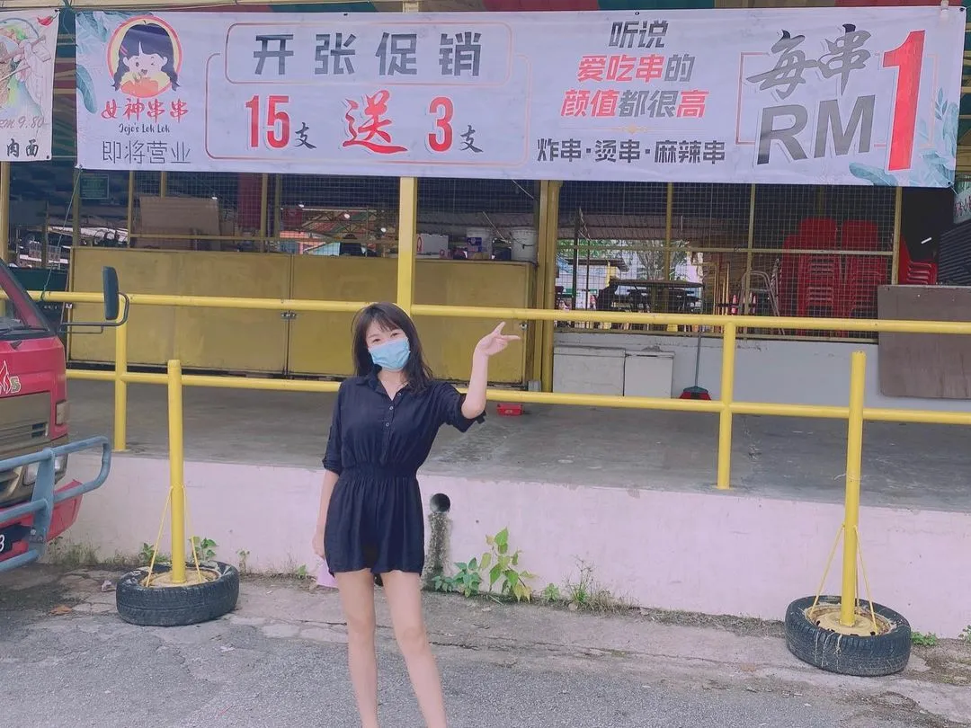 [19.11.2021]
首先，在这里跟大家道歉🙇‍♀️
这里有两件事想跟爱我的你们说，不爱我的点个👍🏻之后便可以暂时先滑走😚
.
.
收到许多朋友的问候，谢谢大家一路以来对我的厚爱，万分感动💕
近期没在直播间跟大家一起玩，影片也更新的比较少，对不起…
让你们想我了🤪🤪
#我并没有退出江湖哦 
#找演员主持人主播的你随时联系我
.
.
2021年也将近尾声，不管是拍摄还是直播都好，我都希望可以利用这段时间整理一下自己，好好的去规划，希望让自己变得更好的同时 也能带给大家价值😌 
说好的 #女神带你前往幸福之路
我会努力实现💗
要购物的朋友也继续的支持 王牌食品 继续把冰箱塞满满🌟
.
.
第二，就像你们看到我头上的那个布条，近期就是在忙着学习做好吃的给大家吃 才耽误了跟大家见面的时间😂 
不过正好我们可以相聚一堂了呀🤩
.
没有什么特别动人的原因，就是想给自己一个新的挑战🙌🏻 而且我就是一个爱吃串串的女神，#可惜美到没朋友
所以就创了这 女神串串🍢那么大家就可以陪我吃啦🤣
.
最后，
大家记得 #点关注不迷路 #打开小铃铛
有什么好东西好事情好风景依然会在这里跟大家分享❤️

分享 & Tag@ 你们的男神女神们 约他们一起到 食得福美食中心 Cedar Point Food Court 吃串哟💕
#听说爱吃串的颜值都很高 

22-11-2021 开张营业
营业时间：每天 6PM-12AM
#爱你们么么哒 
.
.

#Jojo沈韵柔
#Actress #演员
#主持人 #emcee 
#直播女神 #livebroadcaster 
#emceejb
#emceemalaysia
#JojoSim
#JbEmcee
#emceeofmalaysia  #live #broadcast
#foodie #photoshoot #life #ootd #fashion #style