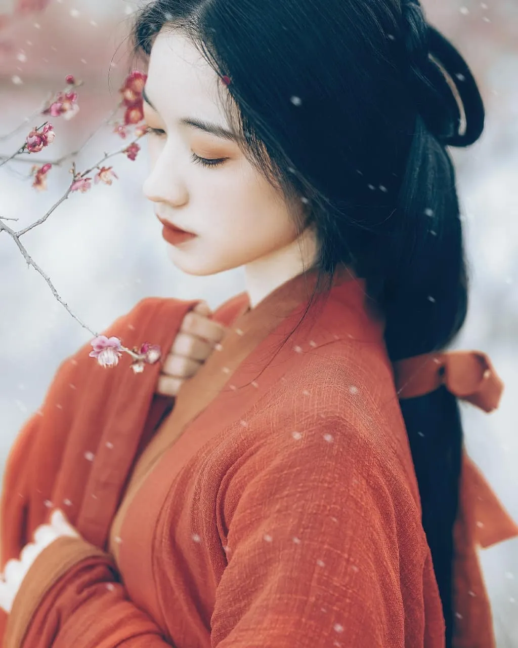 Traditional female clothes •Zhiju• Han Dynasty
————
『漢風•直裾• 踏雪尋梅』
Artist: 小高
Make up: 阳梅儿 
Photography: 阳梅儿 
————
#hanfu #汉服 #漢服 #中国 #elegant #chinesegirl #ChineseCulture #chinesestyle #fashion #traditional #culture #model #dress #chinesedrama #girl #makeup #beauty #art #photography #photoshoot #photo #tiktok #chinese #asia #asian #China #cdrama #hair #hairstyles #beautiful
