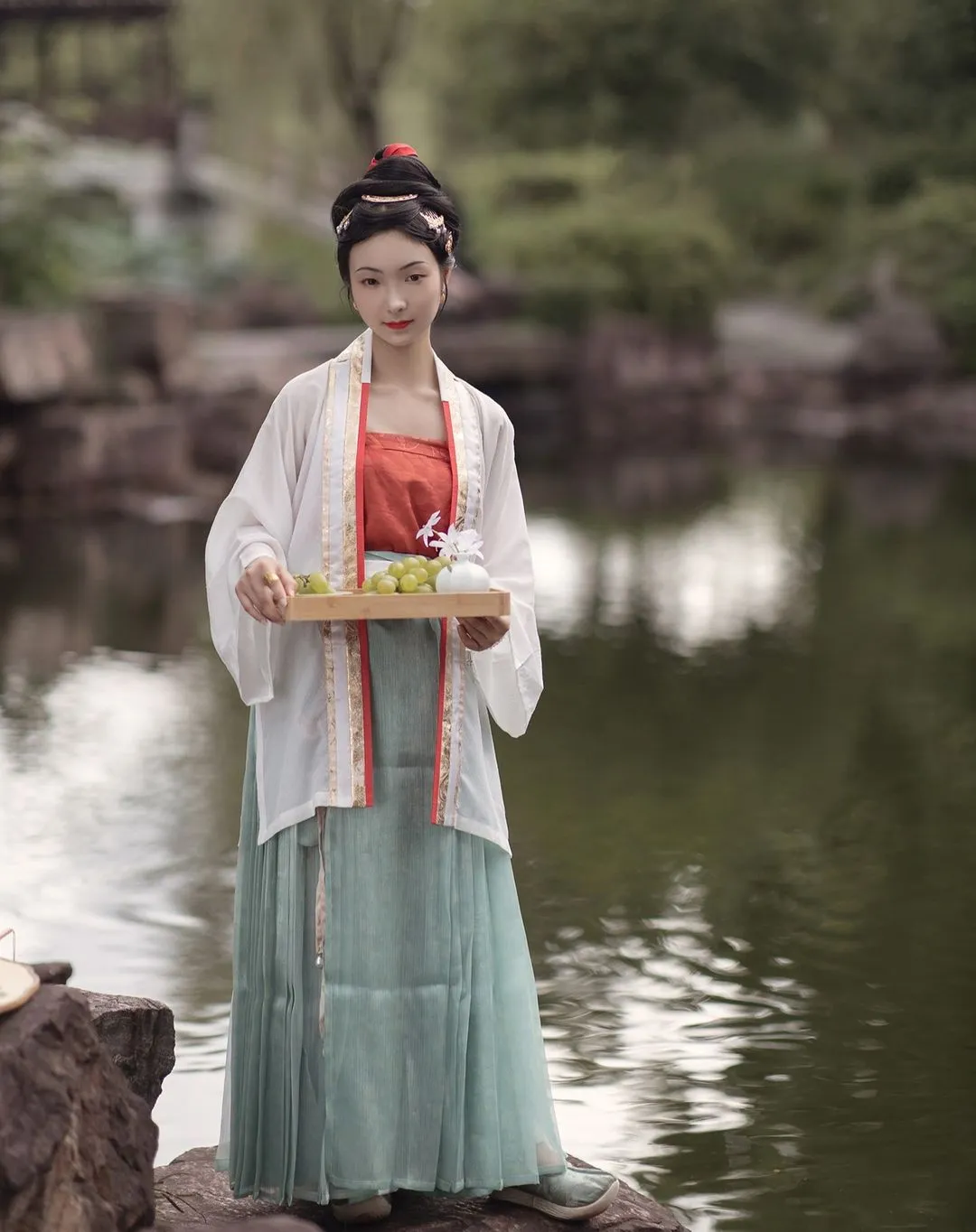 Traditional female clothes • Beizi & long sleeves outer coat • Song dynasty
————
『宋製•长褙&齊腰百迭裙』
Artist: 陳喜悦
Photography: 安靜大叔
Clothes: 花下有期
————
#hanfu #hanfugirl #elegant #chinesegirl #chinesemodel #ChineseCulture #chinesestyle #traditional #culture #model #dress #trending #girl #makeup #beauty #art #photography #photoshoot #photo #tiktok #chinese #asia #asian #China #cdrama #hair #beautiful #汉服 #漢服 #中国