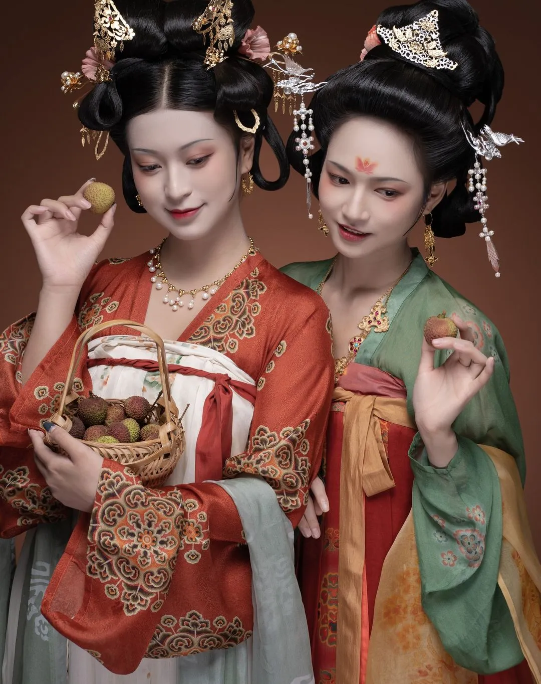 Traditional female dress • Ruqun & Silk skirt • Tang Dynasty
————
『唐風•襦裙』
Artist: 亭子欧
Photography: 神奇的十一在哪里
Makeup: 晨曦
————
#hanfu #hanfugirl #汉服 #漢服 #中国 #elegant #chinesegirl #chinesewedding #ChineseCulture #chinesestyle #traditional #culture #model #dress #chinesedrama #girl #makeup #beauty #art #photography #photoshoot #photo #tiktok #chinese #asia #asian #China #cdrama #hair  #beautiful