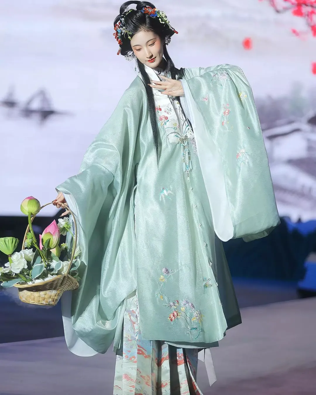 中国🇨🇳汉服
来源：明镜华服
#China#Chinese_style #chinese#中国传统#傳統文化#中華風#漢服#漢服日常  #汉服#汉服挑战#汉服摄影 #ChineseCostume #漢服チャレンジ#Chinese_style #中国风#中国#ChineseCostume#chinesefashion #ChineseCulture #ChinaStory#Chinese_culture #hanfu_challenge #hanfu#lgbtq #summer #hydrangeafashion  #outfitoftheday  #hanfugirl #hanfuboy #douyin#tiktok #fashion