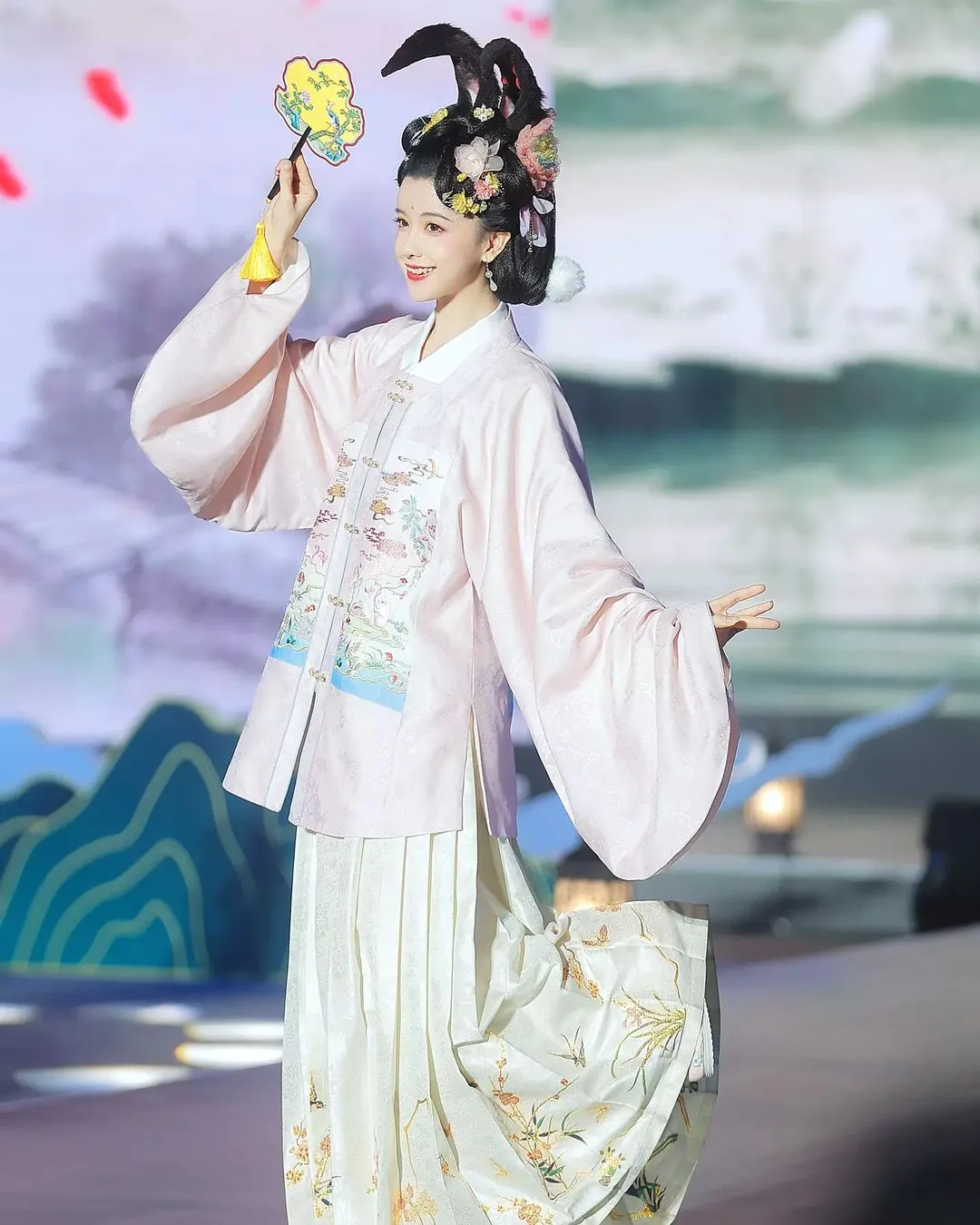 中国🇨🇳汉服
来源：明镜华服
#China#Chinese_style #chinese#中国传统#傳統文化#中華風#漢服#漢服日常  #汉服#汉服挑战#汉服摄影 #ChineseCostume #漢服チャレンジ#Chinese_style #中国风#中国#ChineseCostume#chinesefashion #ChineseCulture #ChinaStory#Chinese_culture #hanfu_challenge #hanfu#lgbtq #summer #hydrangeafashion  #outfitoftheday  #hanfugirl #hanfuboy #douyin#tiktok #fashion
