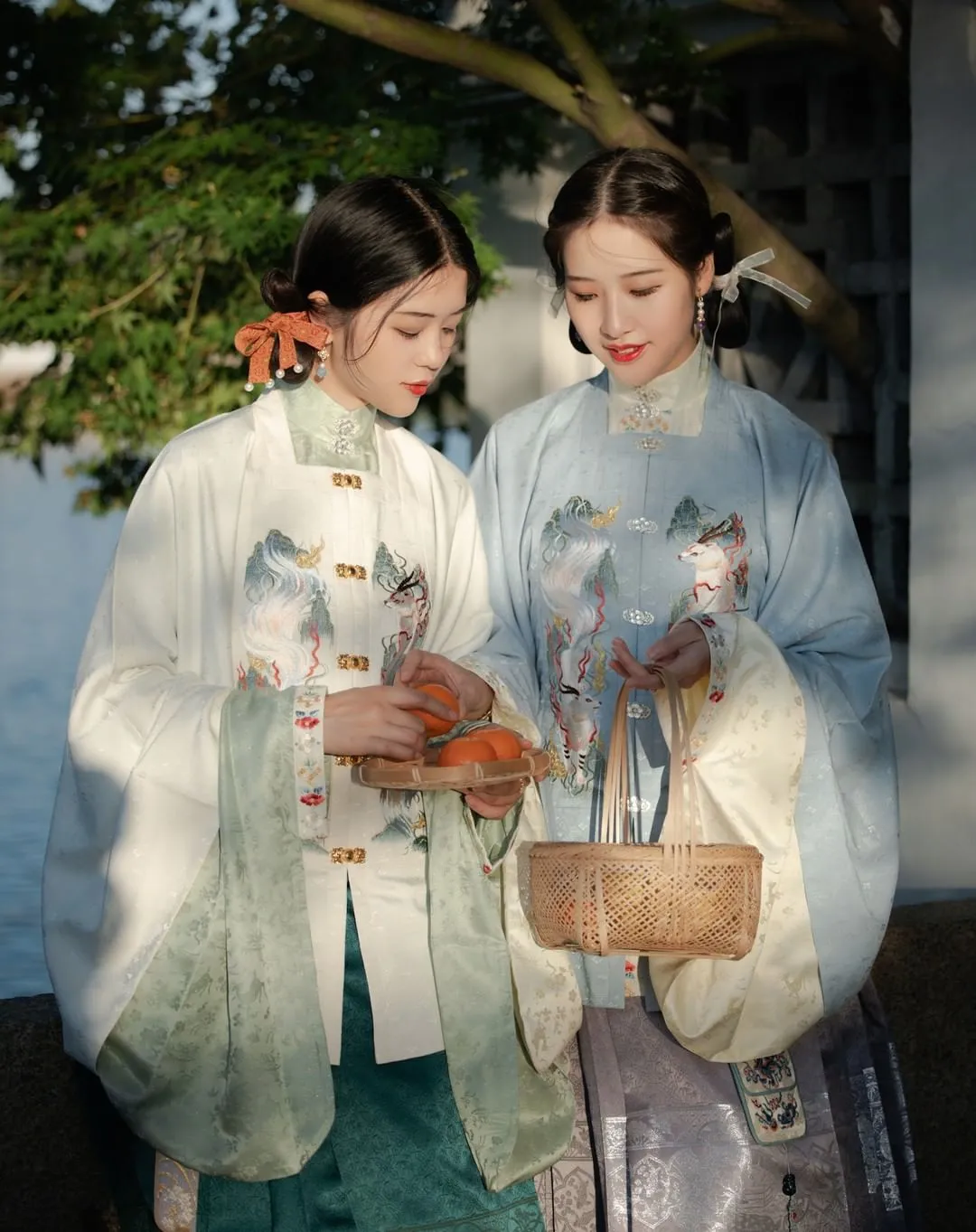 Traditional female clothes• Square collar short jacket& dress • Ming Dynasty
————
『明製 •方領對襟比甲短袄』
Artist: 栗盐
Photography: 吃货娃娃
————
#hanfu #汉服 #漢服 #中国 #elegant #chinesegirl #ChineseCulture #chinesestyle #fashion #traditional #culture #model #dress #chinesedrama #girl #makeup #beauty #art #photography #photoshoot #photo #tiktok #chinese #asia #asian #China #cdrama #hair #hairstyles #beautiful