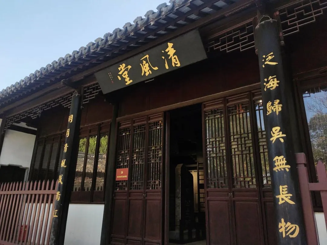 大成殿是文庙的主体建筑，面宽七间，进深六间，约六百平方米，共有五十根楠木柱支撑，在全国亦实属罕见，可称为天下奇观。大成殿是建于南宋绍兴十一年（1141年），明朝中期苏州知府况钟重修，因此大成殿的梁架结构，斗拱，鸱尾，都有宋代建筑的风格，大成殿重檐多宇，崇台列阶，古朴庄重，气势轩昂，其殿堂的建筑规模仅次于玄妙观三清殿，也是保存最完整的古建筑，为全国重点文物保护单位。苏州文庙的规模名列东南之冠，清末科举废除，文庙府学日渐荒废。十年浩劫更是破坏殆尽。1981年市政府拨款重修文庙，同时在原址上建碑刻博物馆，这是当时全国首家碑刻博物馆，文庙从此获得新生。

#中国旅游 #江苏苏州 #苏州美食 #苏州旅游 #网红打卡地 #china #suzhou  #chinatravel #chinatrip #photography #photowall #photoshop #chinainstagram #jiangsusuzhou #shantangstreet #suzhoufood #苏州古城 #姑苏城 #文物古迹 #苏州文庙 #苏州碑刻博物馆 #博物馆