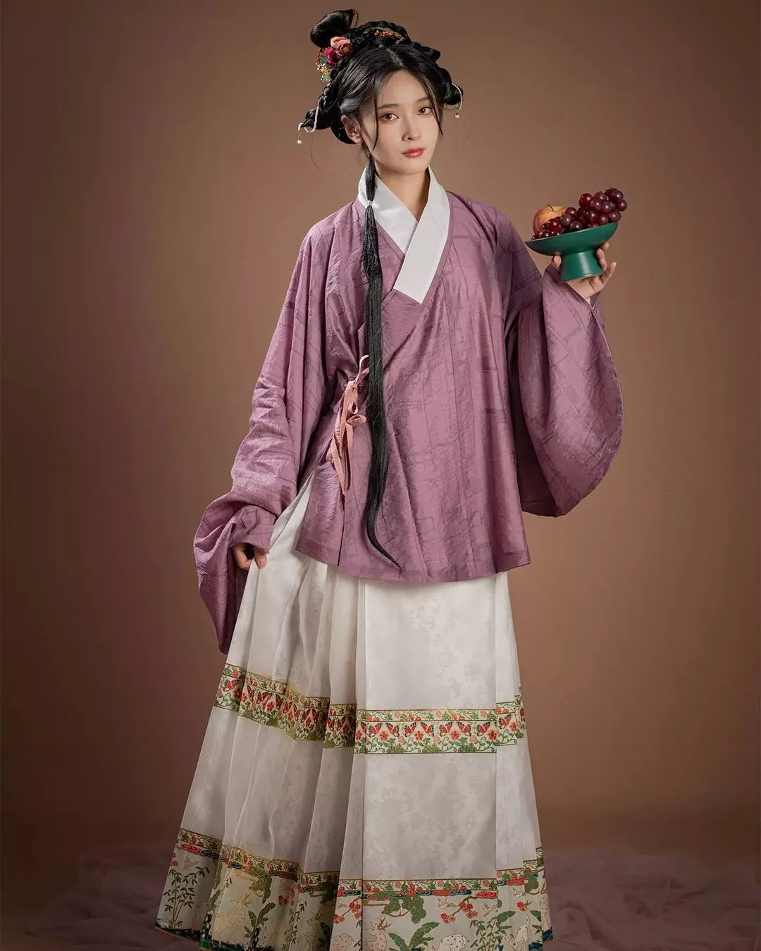 中国明朝交领汉服➕马面裙
来源：桑谣记传统服饰
#China#Chinese_style #chinese#中国传统#傳統文化#中華風#漢服#漢服日常  #汉服#汉服挑战#汉服摄影 #ChineseCostume #漢服チャレンジ#Chinese_style #中国风#中国#ChineseCostume#chinesefashion #ChineseCulture #ChinaStory#Chinese_culture #hanfu_challenge #hanfu#lgbtq #summer #hydrangeafashion  #outfitoftheday  #hanfugirl #hanfuboy #douyin#tiktok #fashion