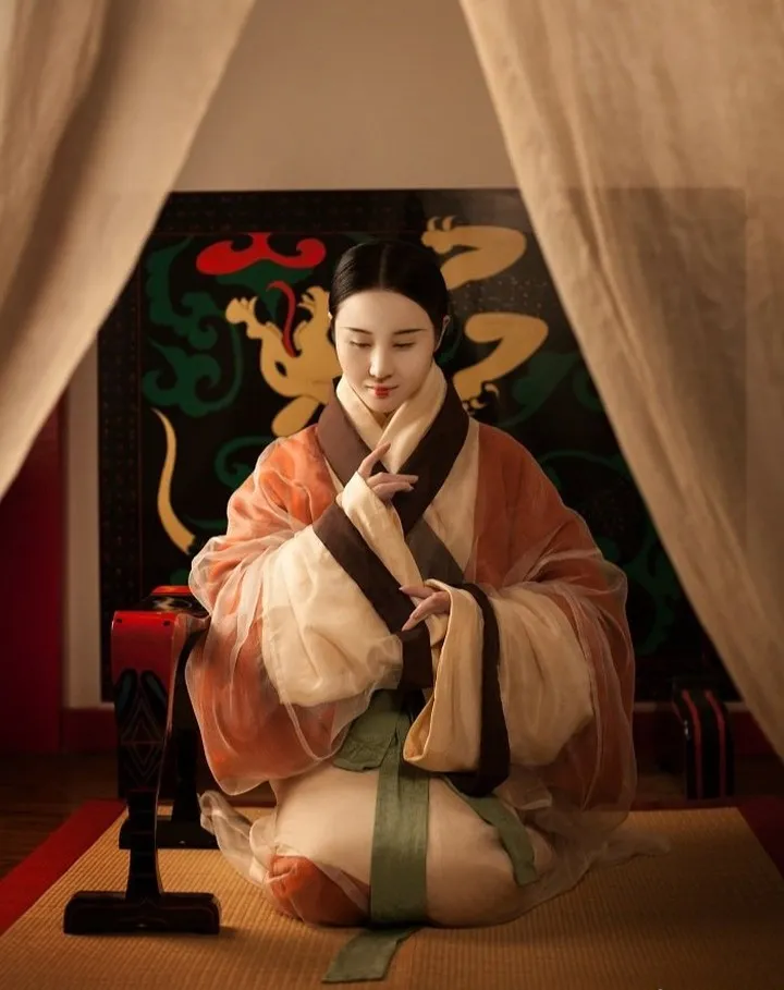 Traditional female dress • Quju • Han Dynasty
————
『裝束復原•曲裾袍』
Artist: 姚璇_西子 ​​​​
Makeup: 絳靈球球
————
#hanfu #hanfugirl #汉服 #漢服 #中国 #elegant #chinesegirl #ChineseCulture #chinesestyle #traditional #culture #model #dress #chinesedrama #girl #makeup #beauty #art #photography #photoshoot #photo #tiktok #chinese #asia #asian #China #cdrama #hair #hairstyles #beautiful