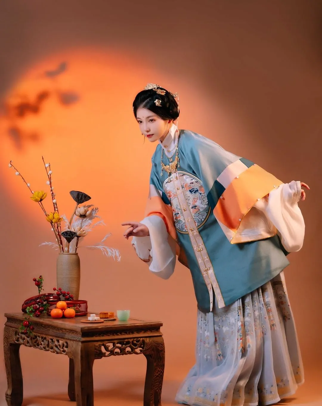 Traditional female clothes •Round neck half sleeve robe• Ming Dynasty
————
『明製禮服•圓領半袖比甲& 襕裙』
Artist: -岁夕寒-
Clothes: 錦瑟衣莊
————
#hanfu #汉服 #漢服 #中国 #elegant #chinesegirl #ChineseCulture #chinesestyle #love #traditional #culture #wedding #dress #chinesedrama #girl #makeup #beauty #art #photography #photoshoot #photo #tiktok #chinese #asia #asian #China #cdrama #hair #hairstyles #beautiful