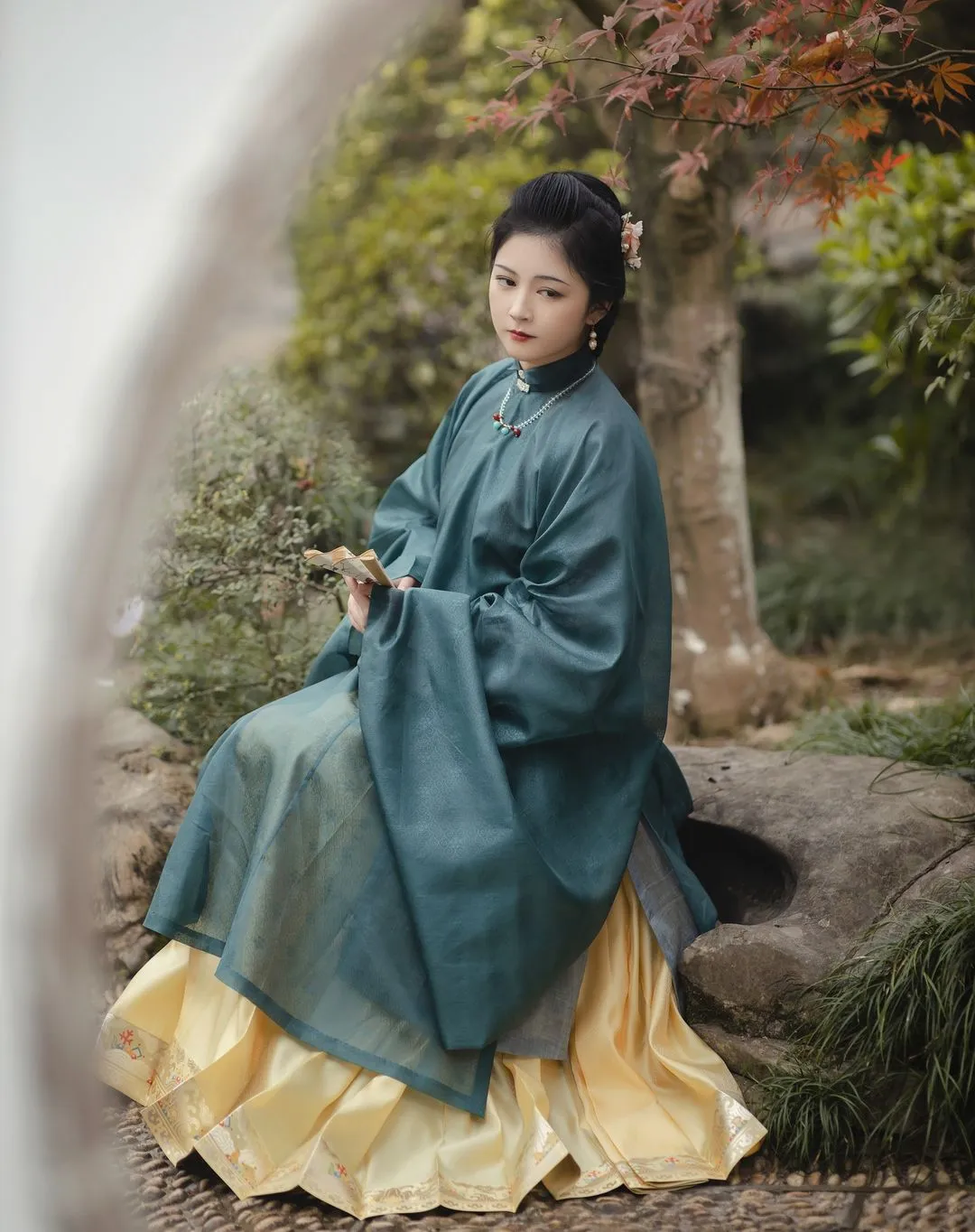 Traditional female clothes • High collar gown • Ming dynasty
————
『明製•立領對襟大袖衫』
Artist: 星子吖
Photography: 棠如初
Clothes:蕉鹿夢傳統服飾
————
#hanfu #hanfugirl #汉服 #漢服 #中国 #elegant #chinesegirl #chinesewedding #ChineseCulture #chinesestyle #traditional #culture #model #dress #trending #girl #makeup #beauty #art #photography #photoshoot #photo #tiktok #chinese #asia #asian #China #cdrama #hair #beautiful