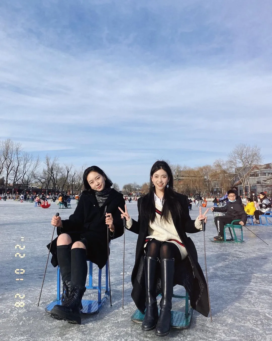 今日份成就：带coco做了blingling美甲+用甲片进行日常生活😁