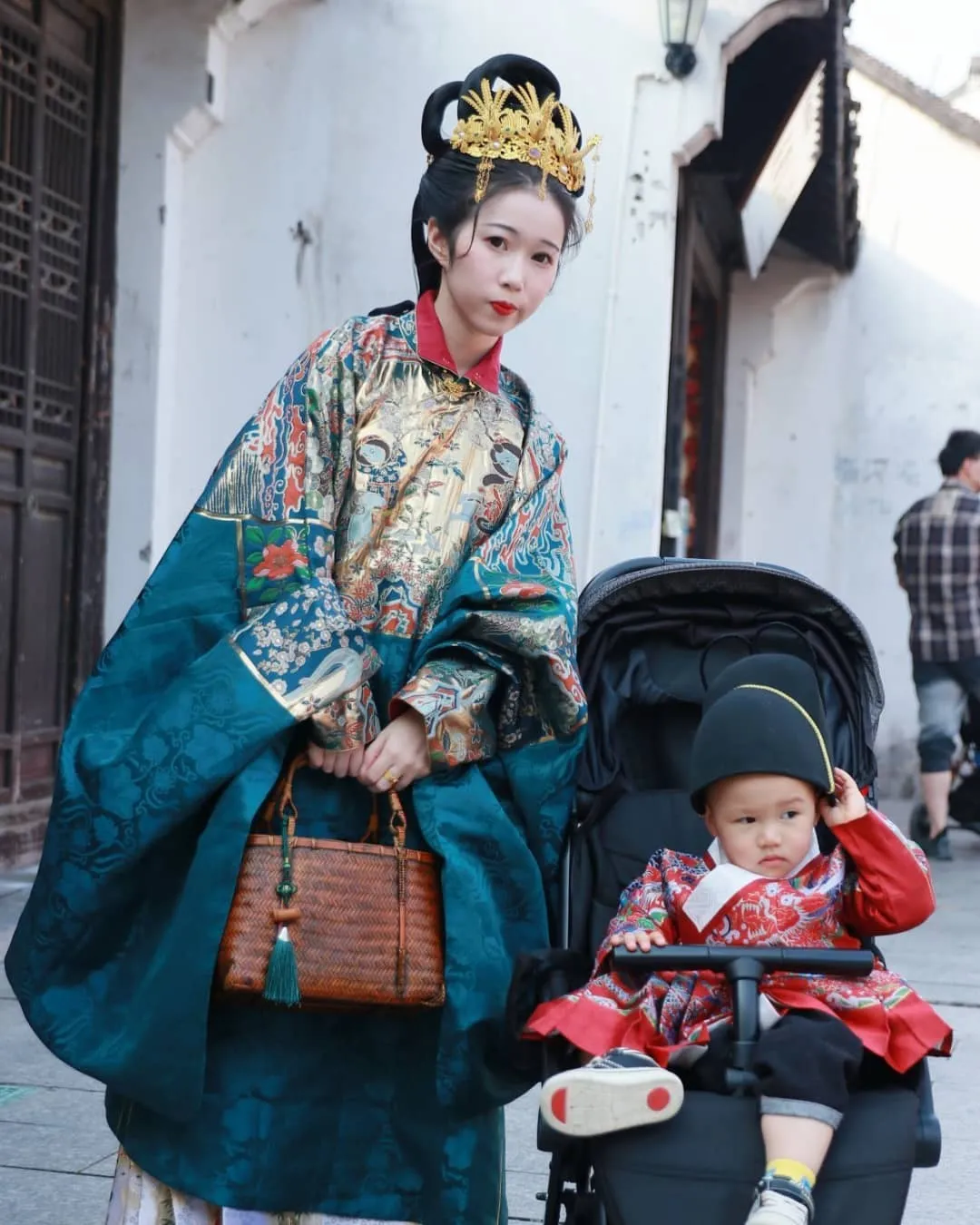 Hanfu mother and son & Traditional family • Ming Dynasty
————
『傳統家庭• 漢服母子』
Artist: 廿柒步
Clothes: 明華堂
————
#hanfu #汉服 #漢服 #中国 #family #chinesegirl #ChineseCulture #chinesestyle #cute #babyboy #traditional #culture #kids #dress #baby  #girl #mother #beauty #art #photography #photoshoot #photo #tiktok #chinese #asia #asian #China #cdrama #trending #beautiful
